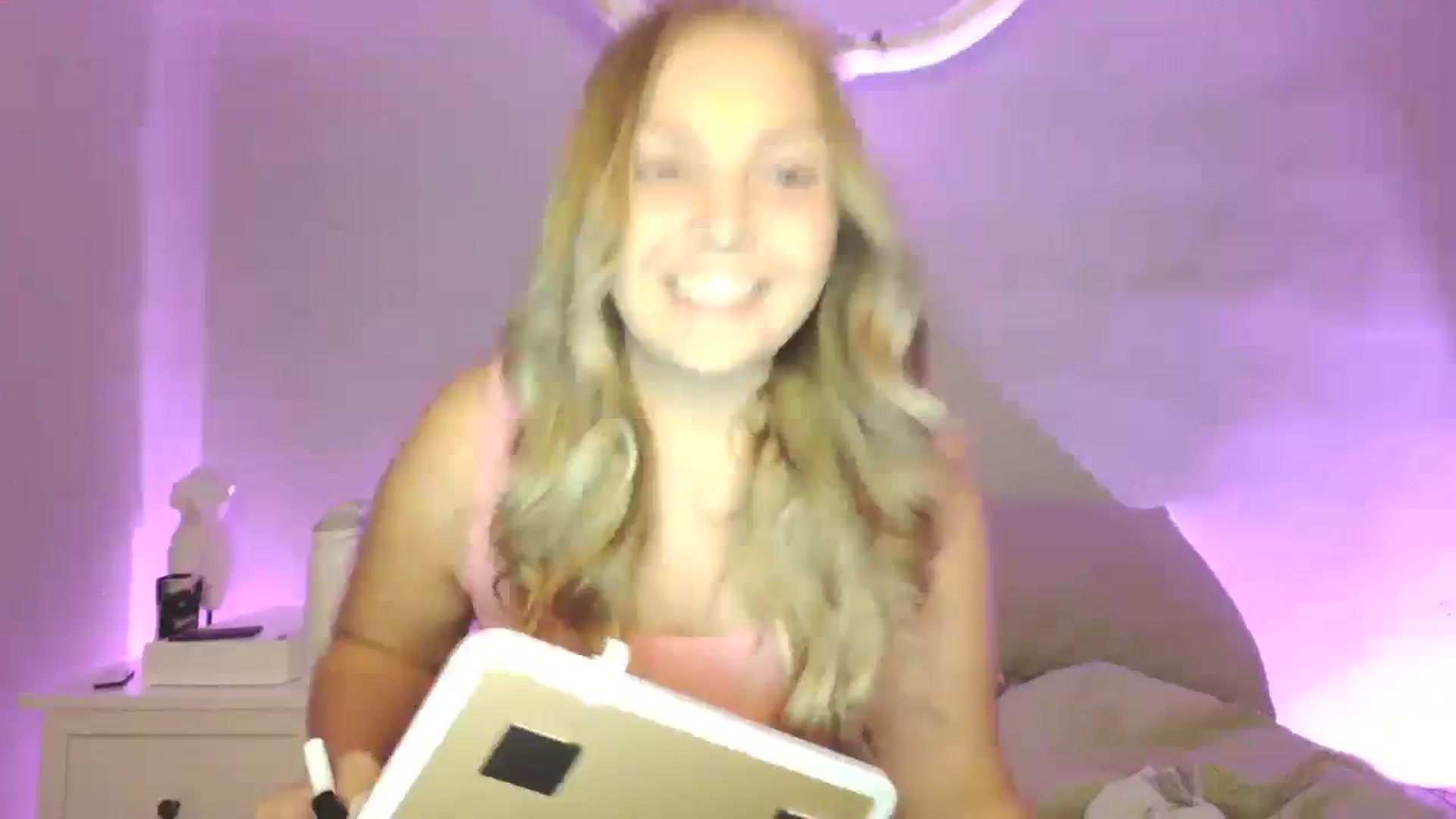 Gallery image thumbnail from Lovelyleah's myfreecams stream on, 08/14/2025, 03:29 image 14 of 20