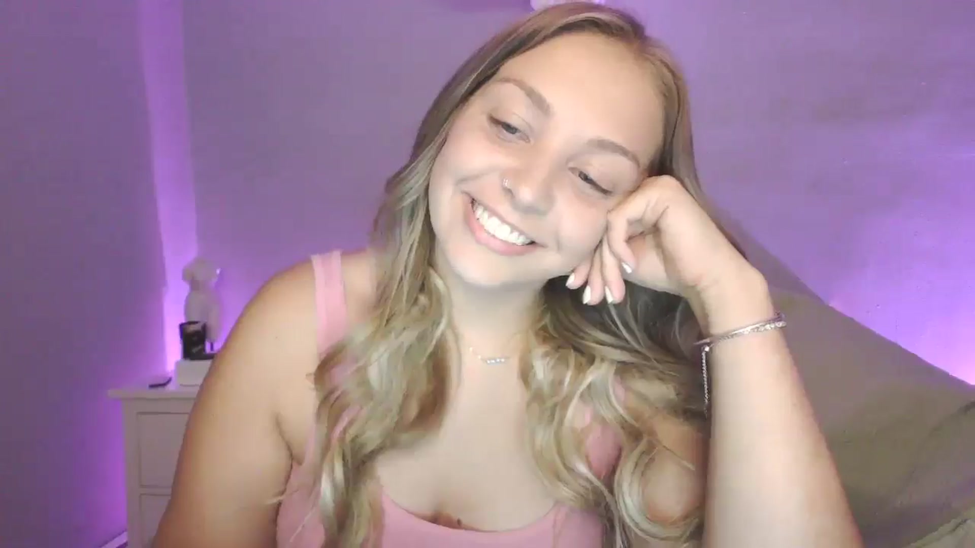 Gallery image thumbnail from Lovelyleah's myfreecams stream on, 08/14/2025, 03:29 image 18 of 20