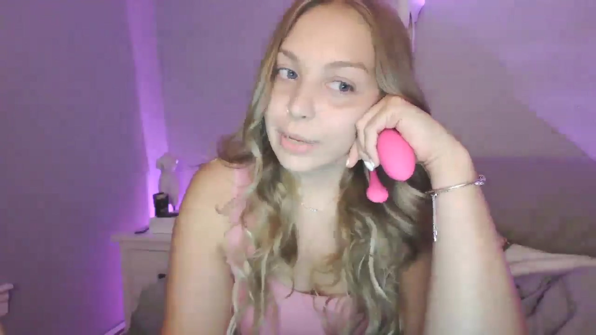Gallery image thumbnail from Lovelyleah's myfreecams stream on, 08/14/2025, 03:29 image 8 of 20