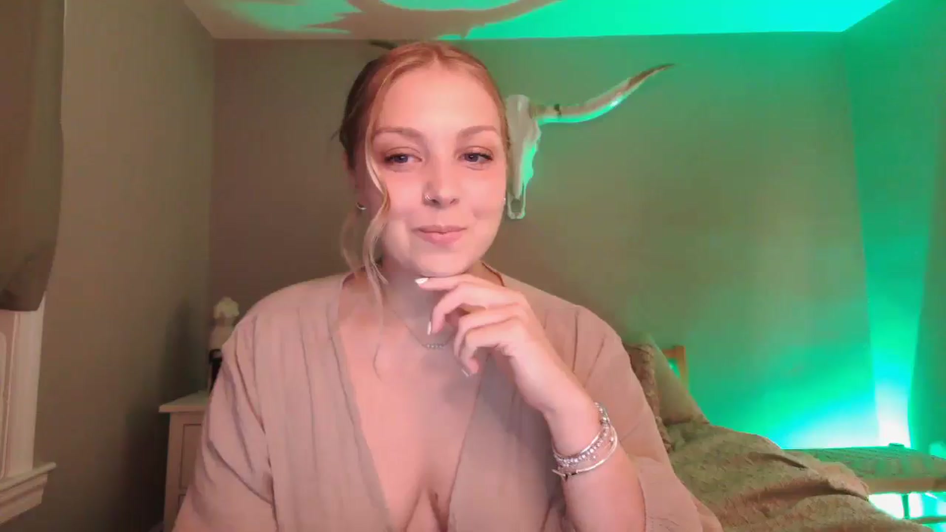 Gallery image thumbnail from Lovelyleah's myfreecams stream on, 08/27/2025, 02:00 image 2 of 20