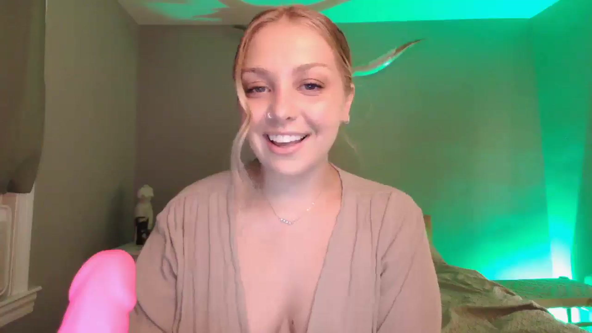Gallery image thumbnail from Lovelyleah's myfreecams stream on, 08/27/2025, 02:00 image 13 of 20