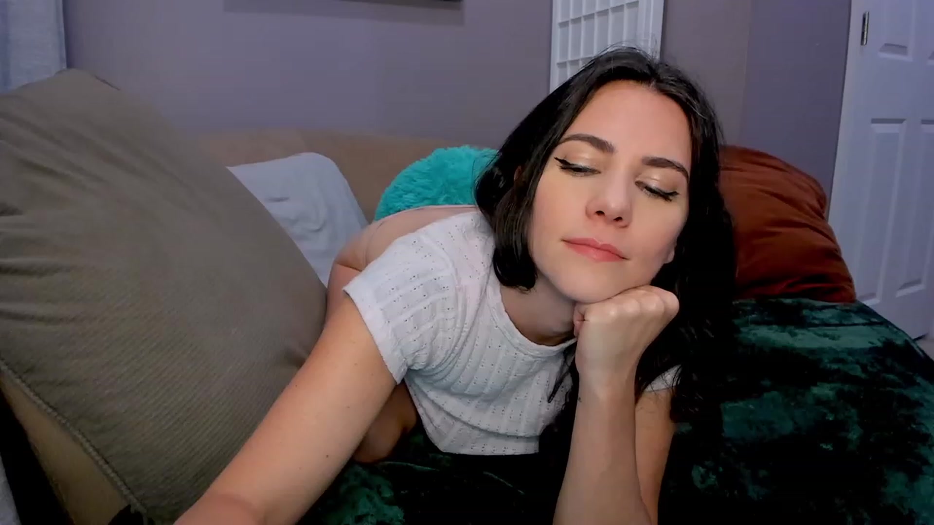 Gallery image thumbnail from LovesDesire's myfreecams stream on, 04/19/2023, 03:32 image 19 of 20