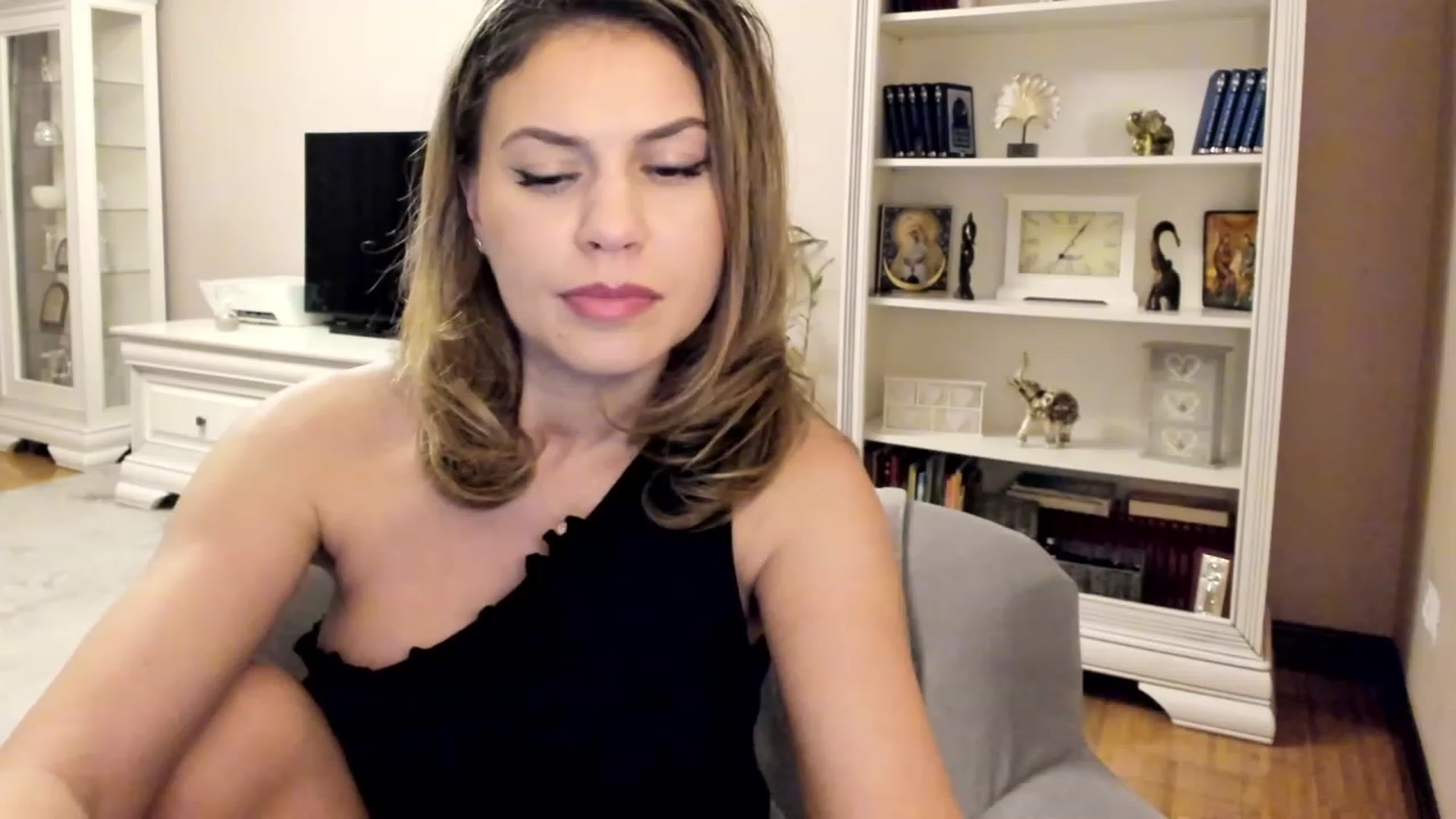 Gallery image thumbnail from Lu126's myfreecams stream on, 01/03/2023, 05:23 image 19 of 20