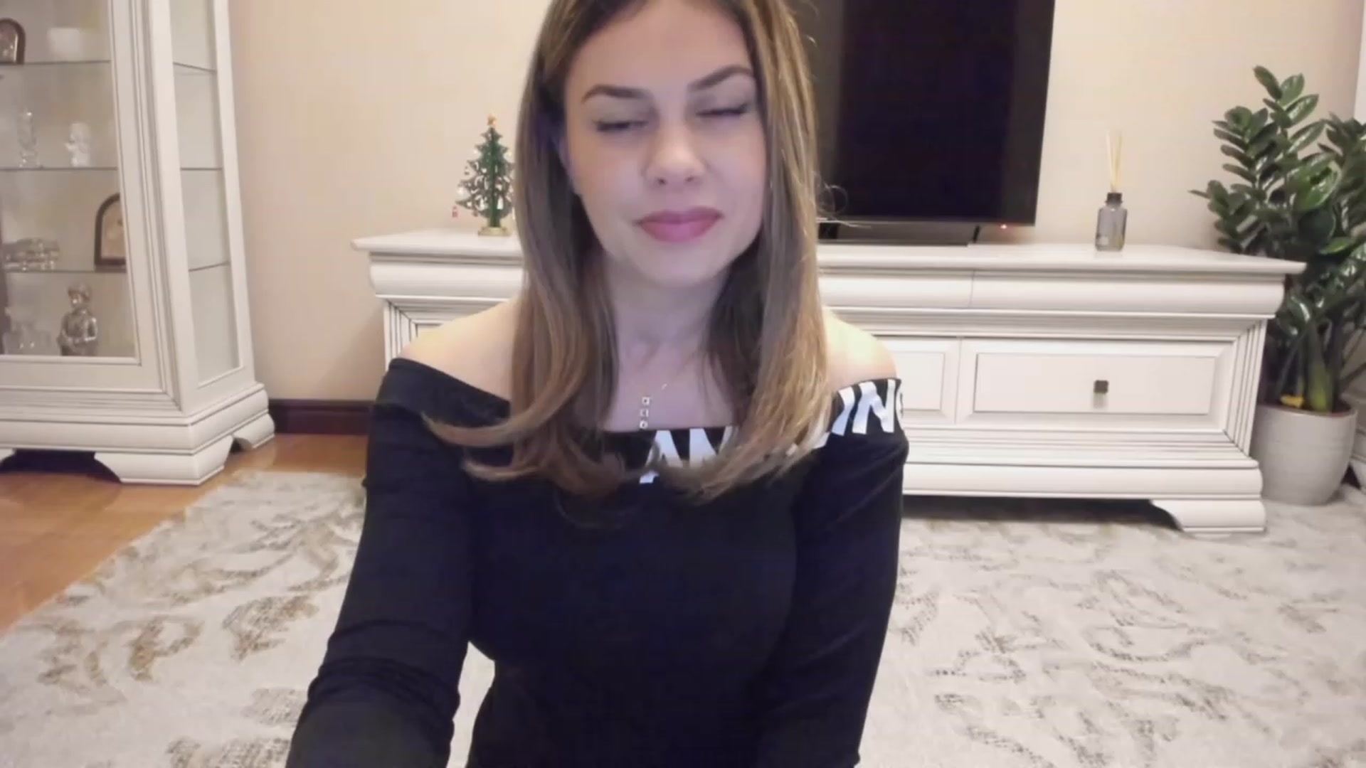 Gallery image thumbnail from Lu126's myfreecams stream on, 12/22/2023, 05:02 image 14 of 20