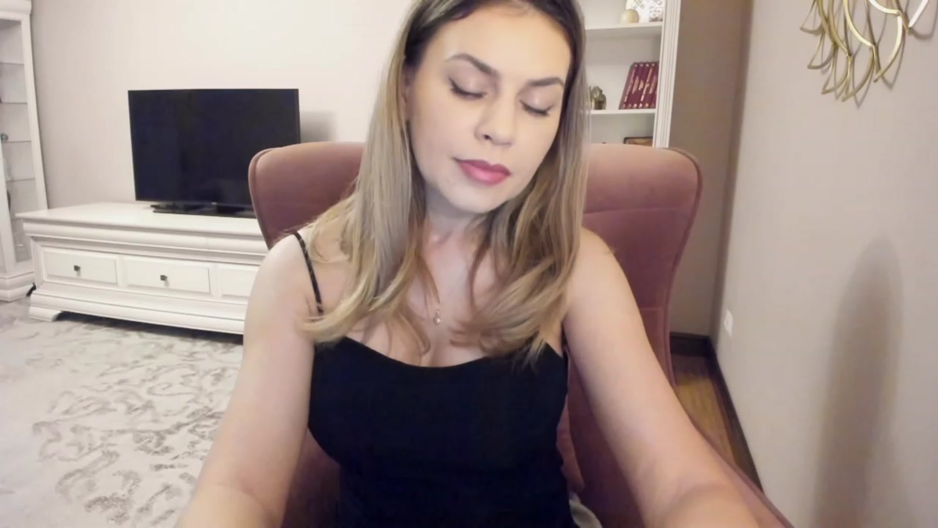 Gallery image thumbnail from Lu126's myfreecams stream on, 03/01/2024, 04:34 image 10 of 20