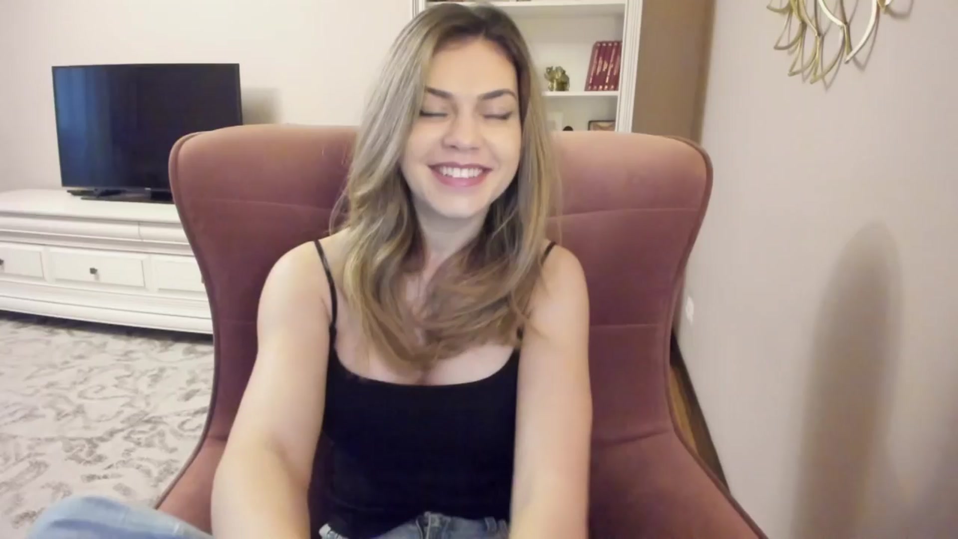 Gallery image thumbnail from Lu126's myfreecams stream on, 03/28/2024, 04:44 image 16 of 20
