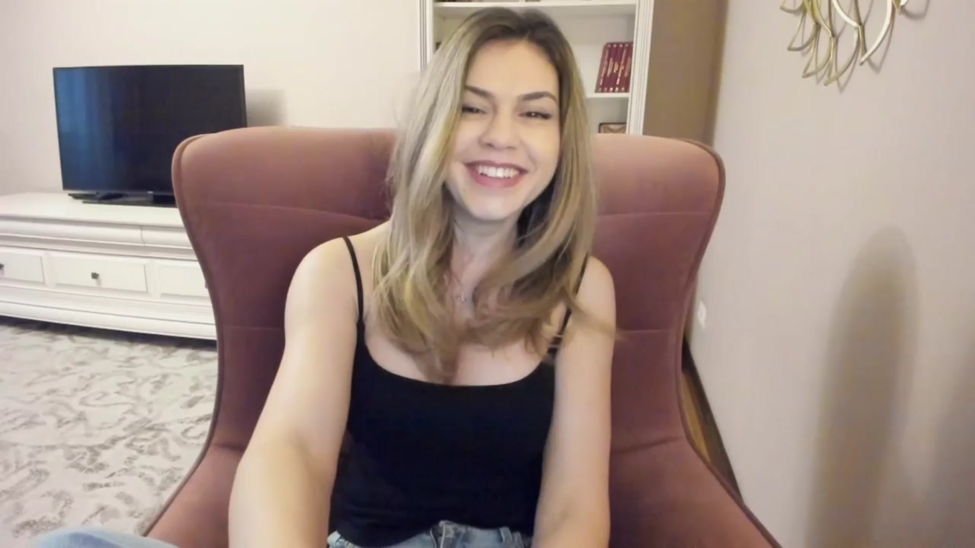 Gallery image thumbnail from Lu126's myfreecams stream on, 03/28/2024, 04:44 image 19 of 20
