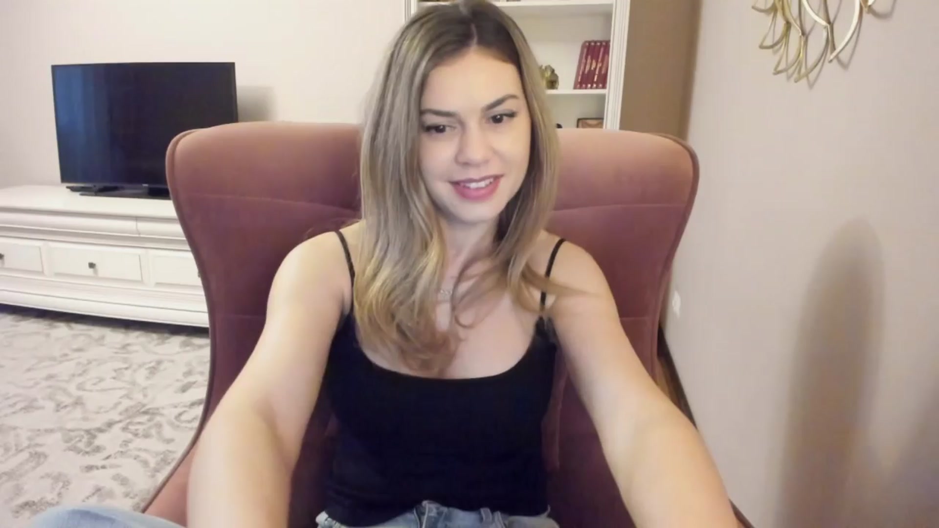 Gallery image thumbnail from Lu126's myfreecams stream on, 03/28/2024, 04:44 image 8 of 20