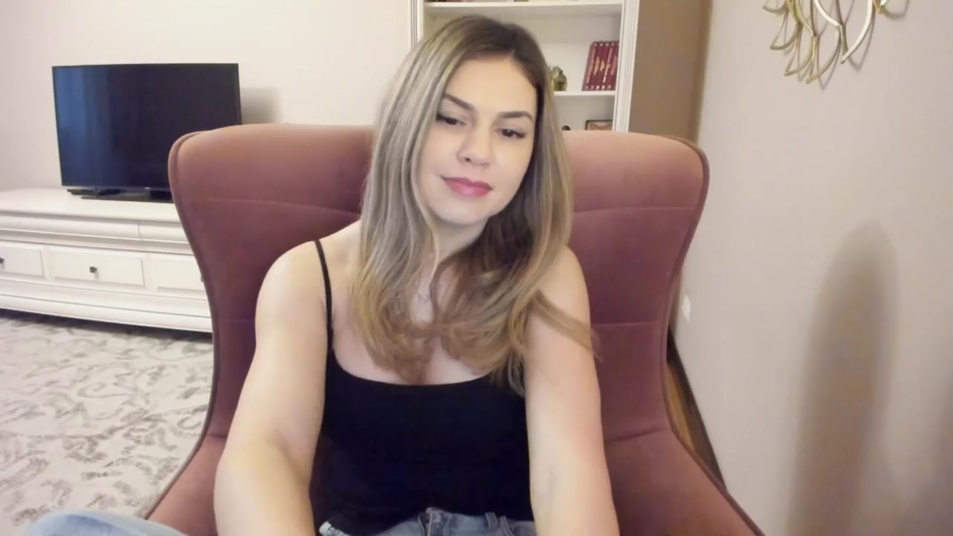Gallery image thumbnail from Lu126's myfreecams stream on, 03/28/2024, 04:44 image 10 of 20