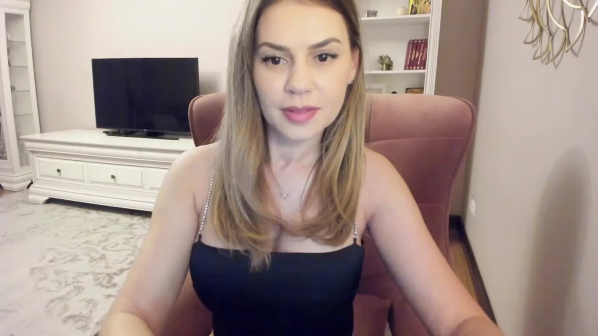 Gallery image thumbnail from Lu126's myfreecams stream on, 04/04/2024, 21:59 image 18 of 20
