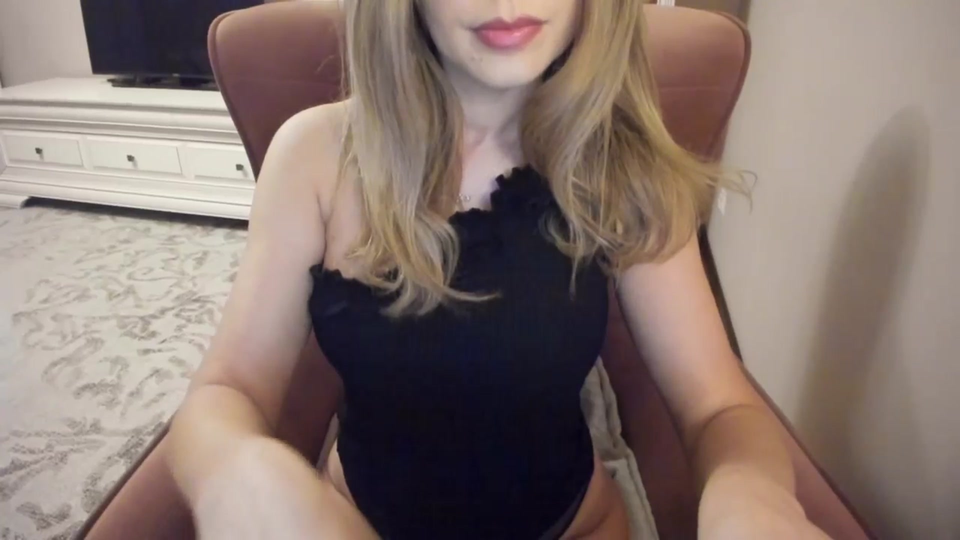 Gallery image thumbnail from Lu126's myfreecams stream on, 04/08/2024, 03:42 image 16 of 20