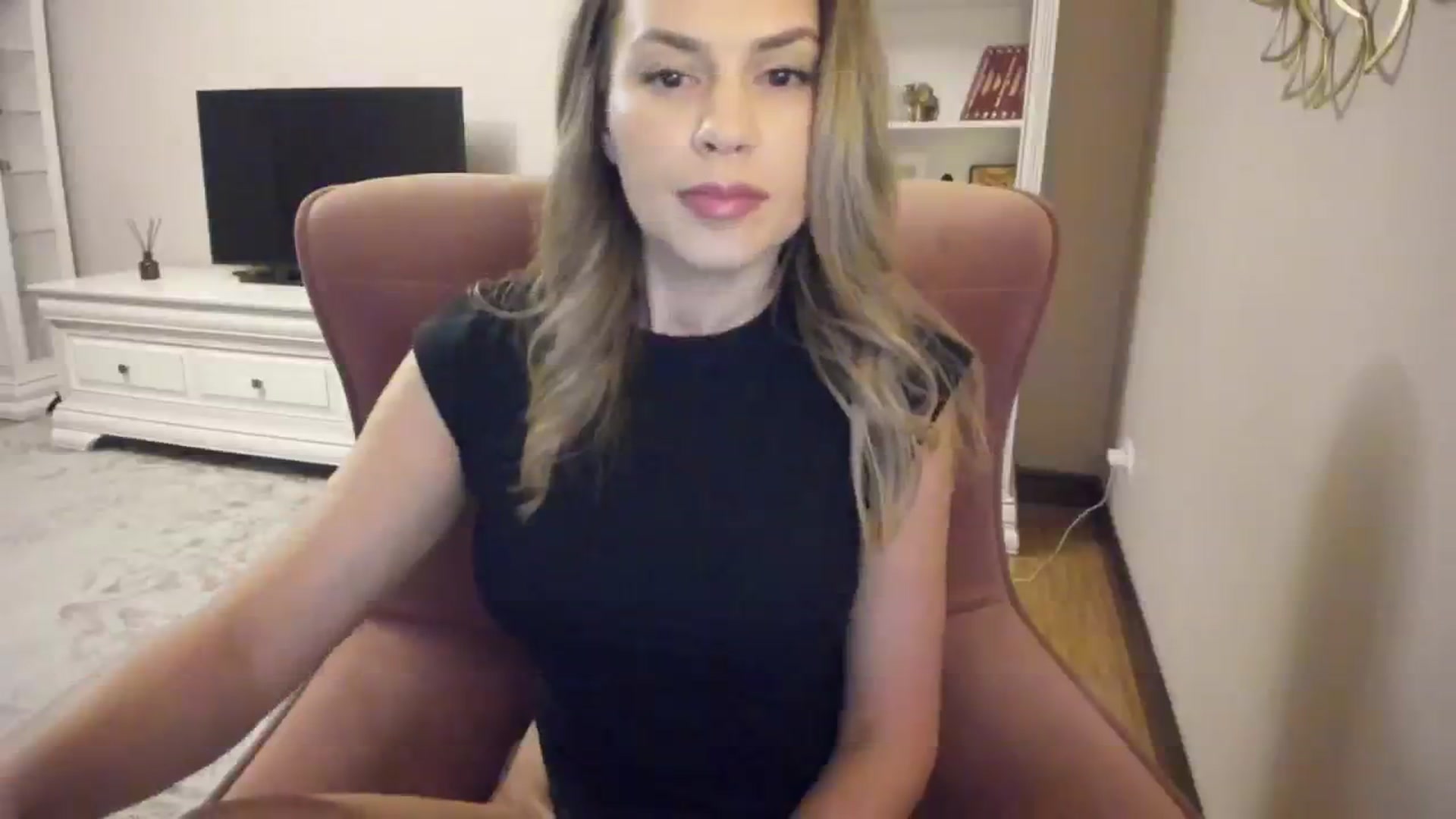 Gallery image thumbnail from Lu126's myfreecams stream on, 05/26/2024, 20:44 image 14 of 20
