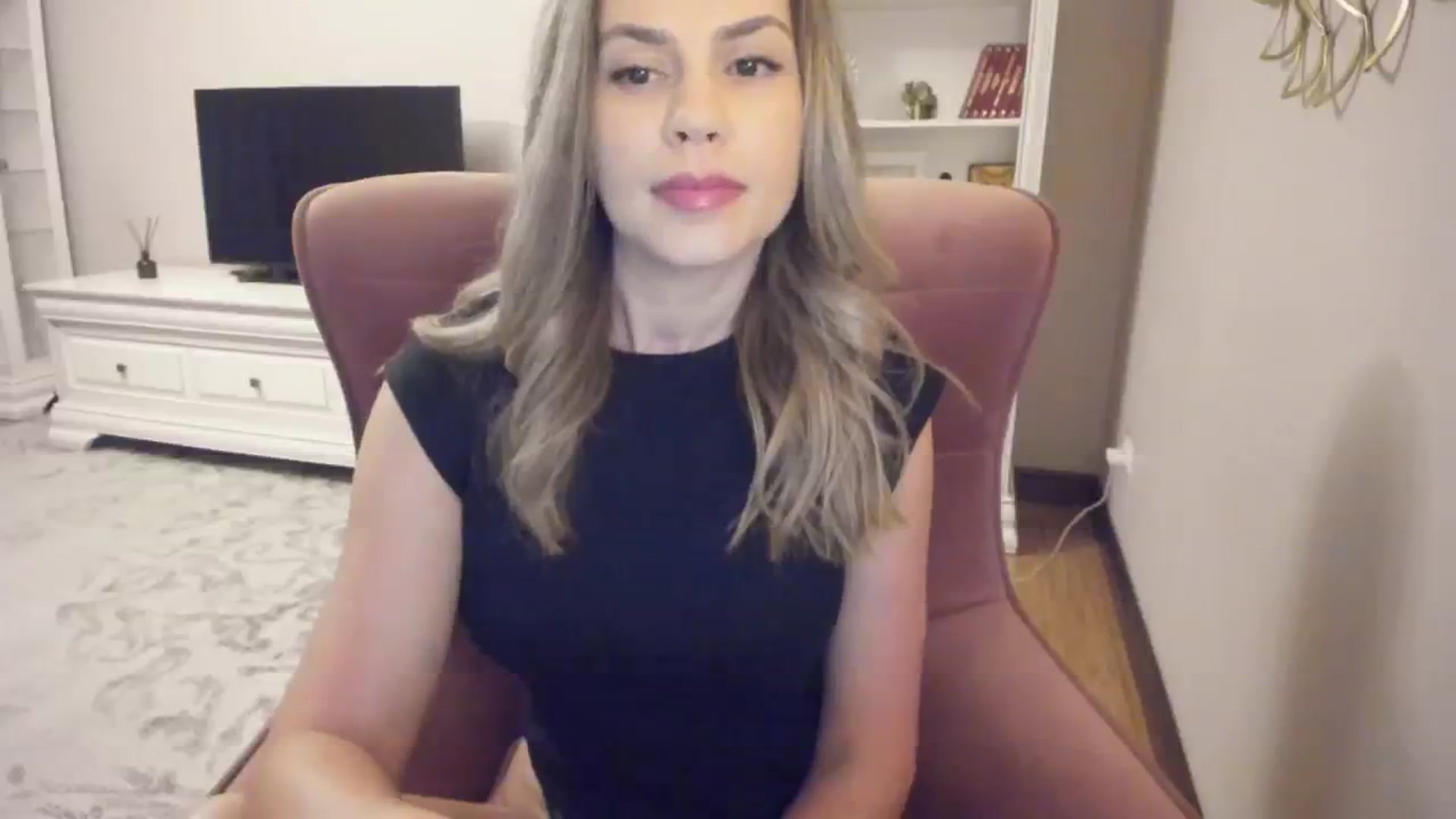 Gallery image thumbnail from Lu126's myfreecams stream on, 05/26/2024, 20:44 image 15 of 20