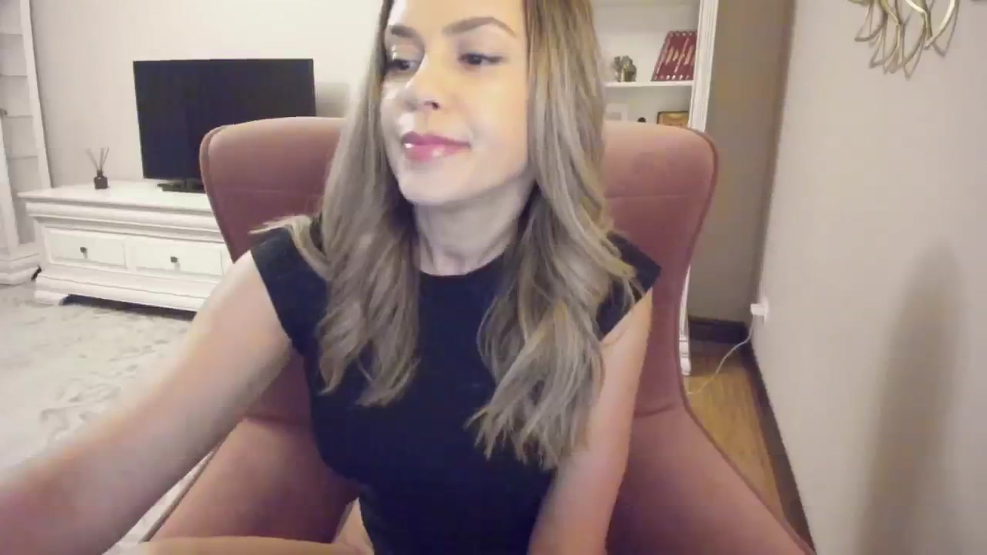 Gallery image thumbnail from Lu126's myfreecams stream on, 05/26/2024, 20:44 image 17 of 20