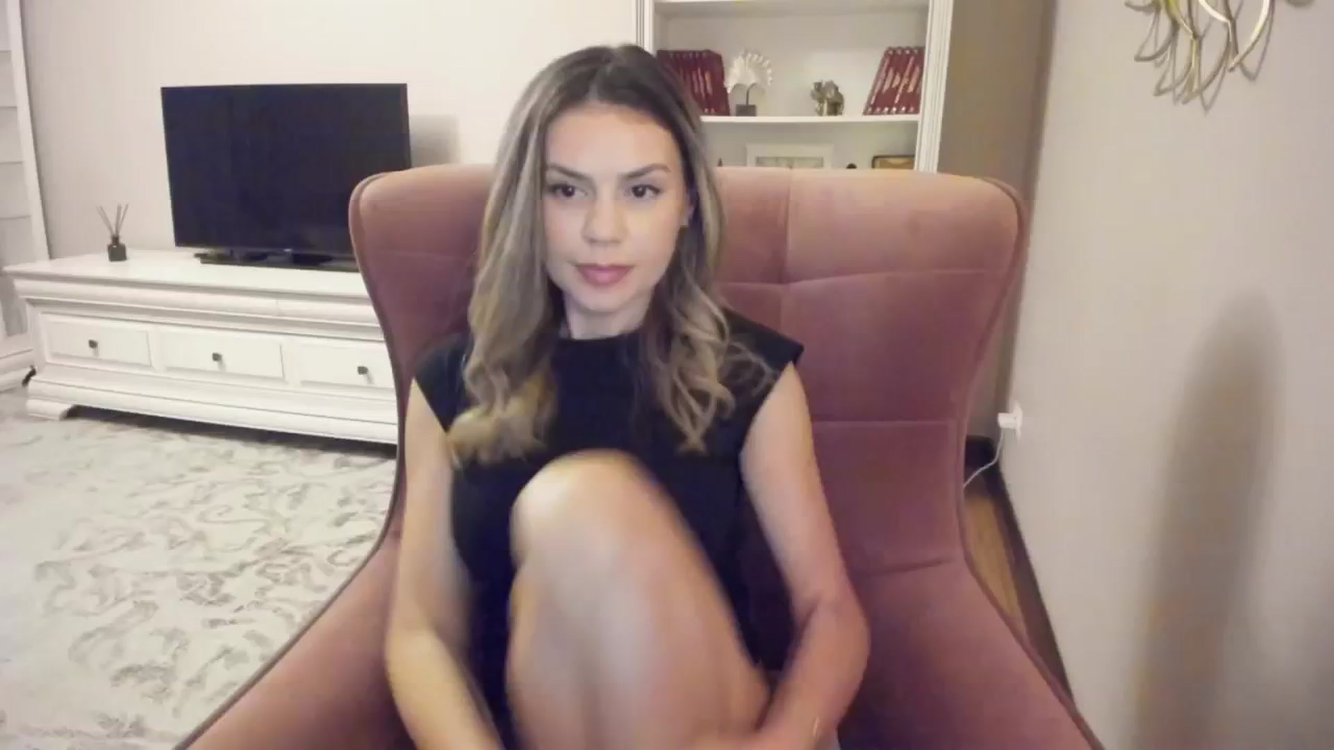 Gallery image thumbnail from Lu126's myfreecams stream on, 05/26/2024, 21:25 image 15 of 20