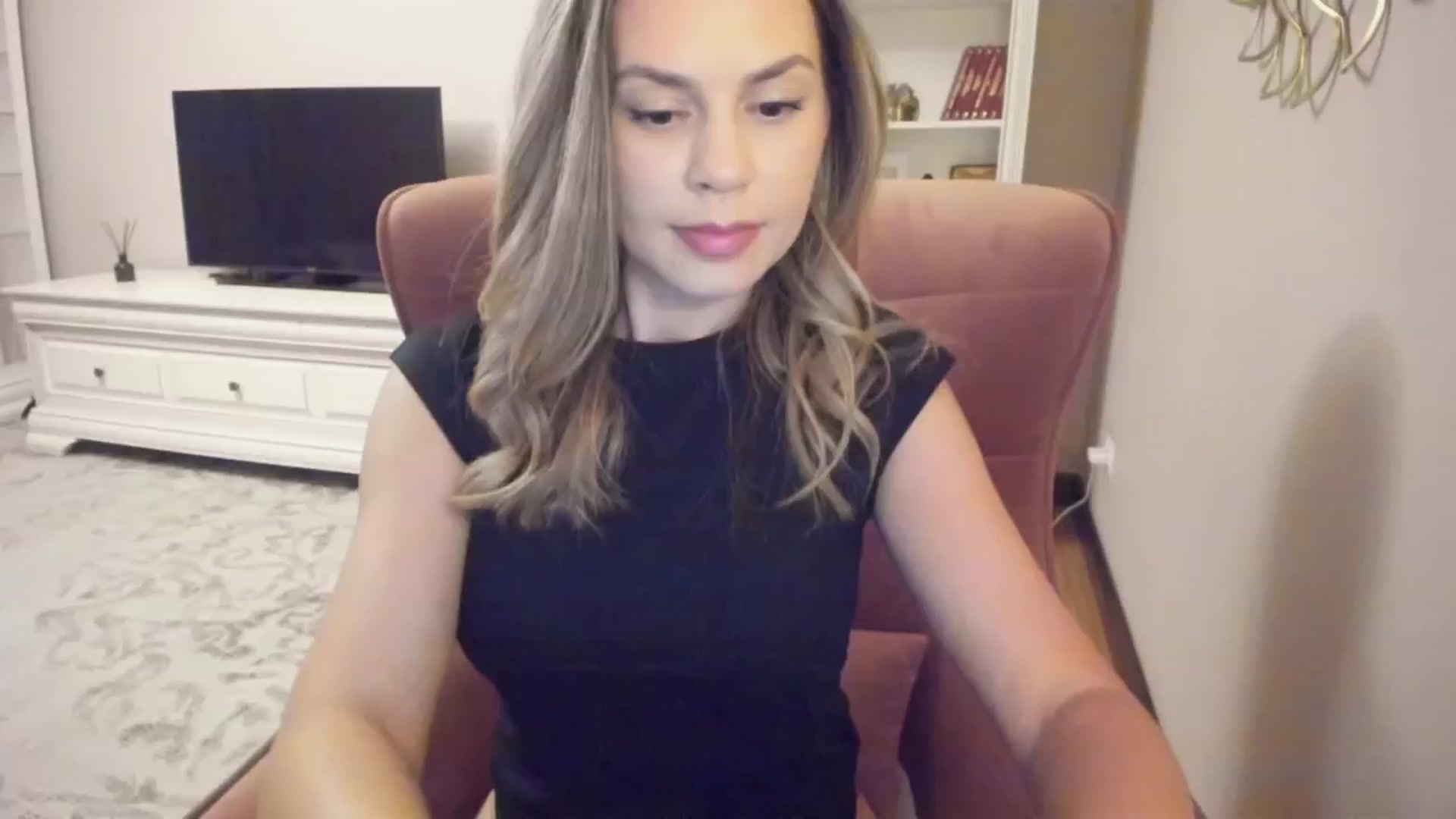 Gallery image thumbnail from Lu126's myfreecams stream on, 05/26/2024, 21:25 image 14 of 20