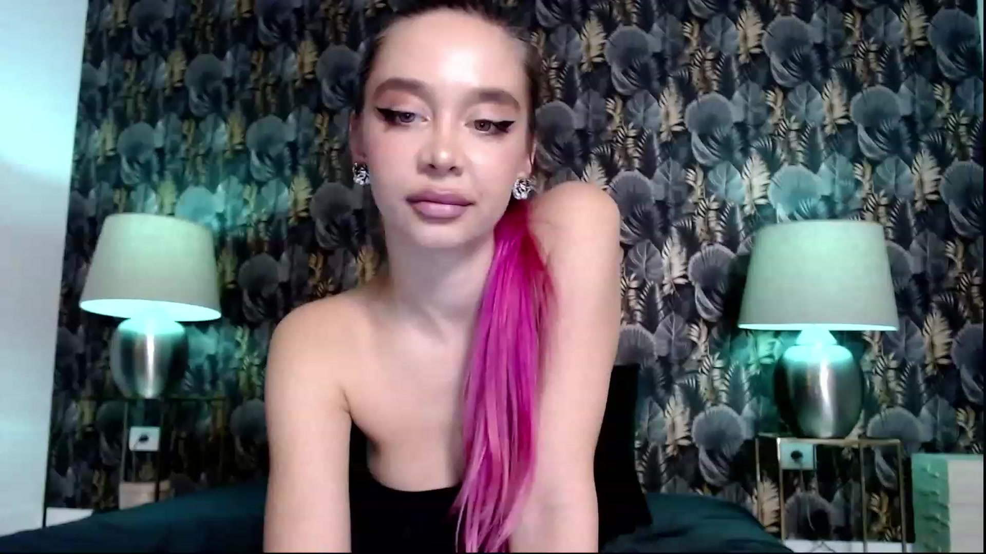 Gallery image thumbnail from Luanalux's myfreecams stream on, 12/18/2022, 17:02 image 10 of 20