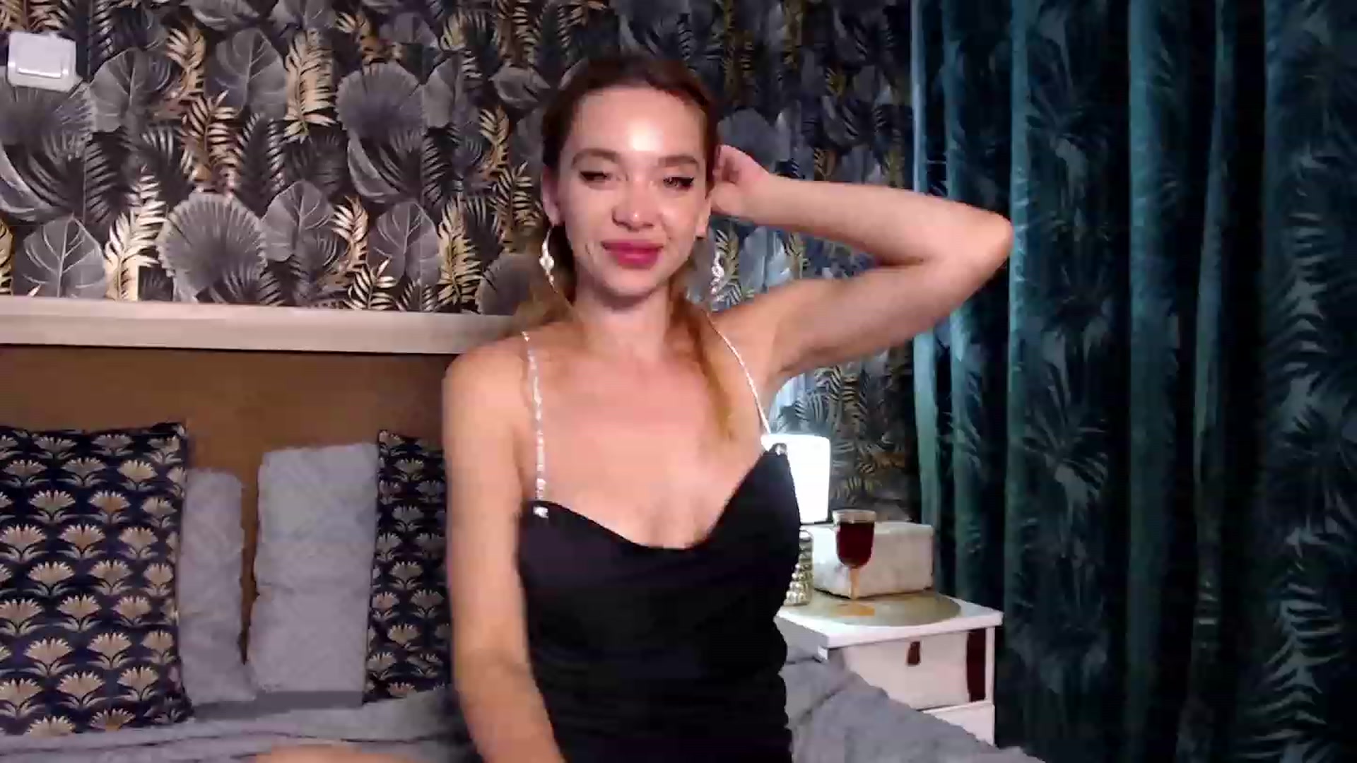 Gallery image thumbnail from Luanalux's myfreecams stream on, 08/10/2023, 21:23 image 9 of 20