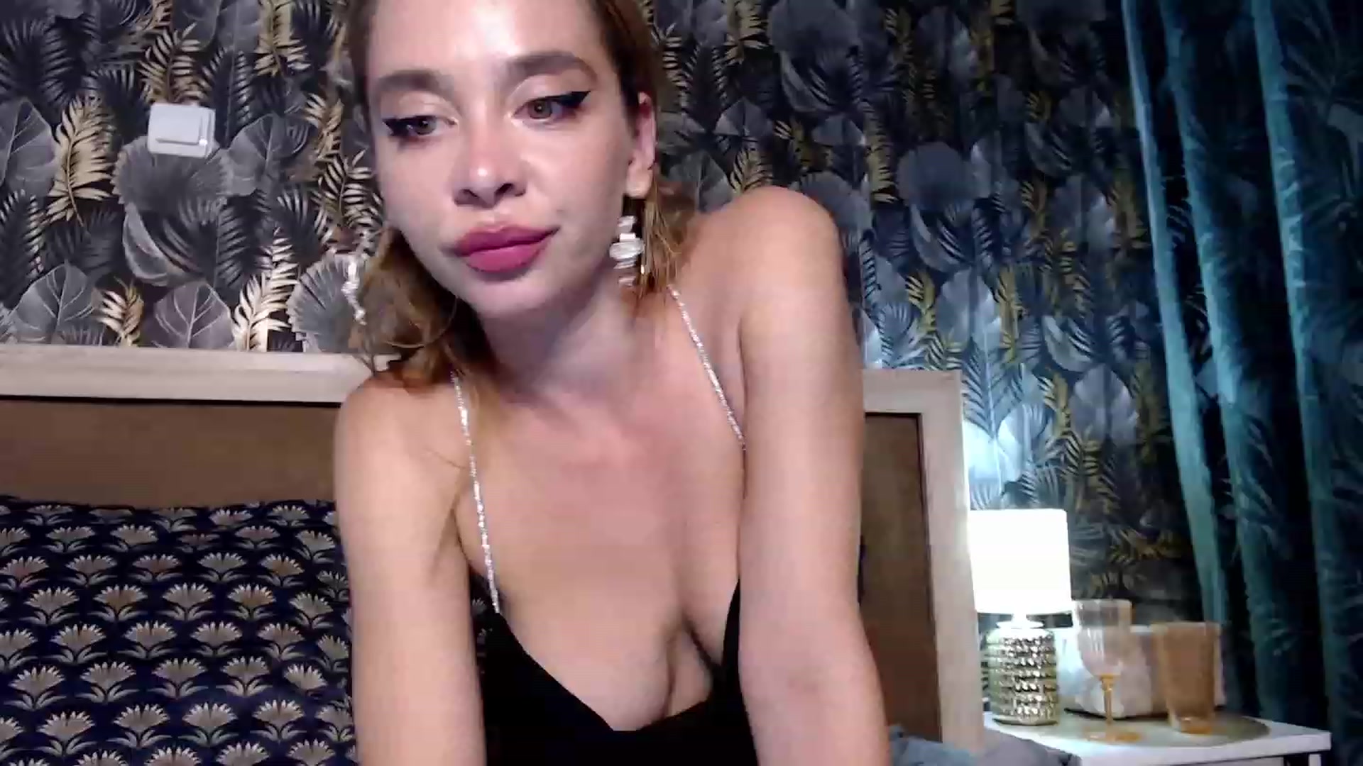 Gallery image thumbnail from Luanalux's myfreecams stream on, 08/10/2023, 21:23 image 1 of 20