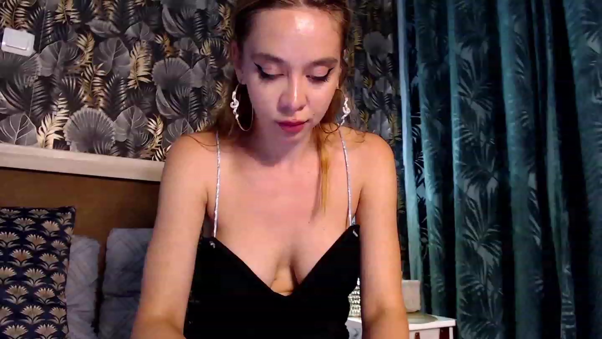 Gallery image thumbnail from Luanalux's myfreecams stream on, 08/10/2023, 22:18 image 6 of 20