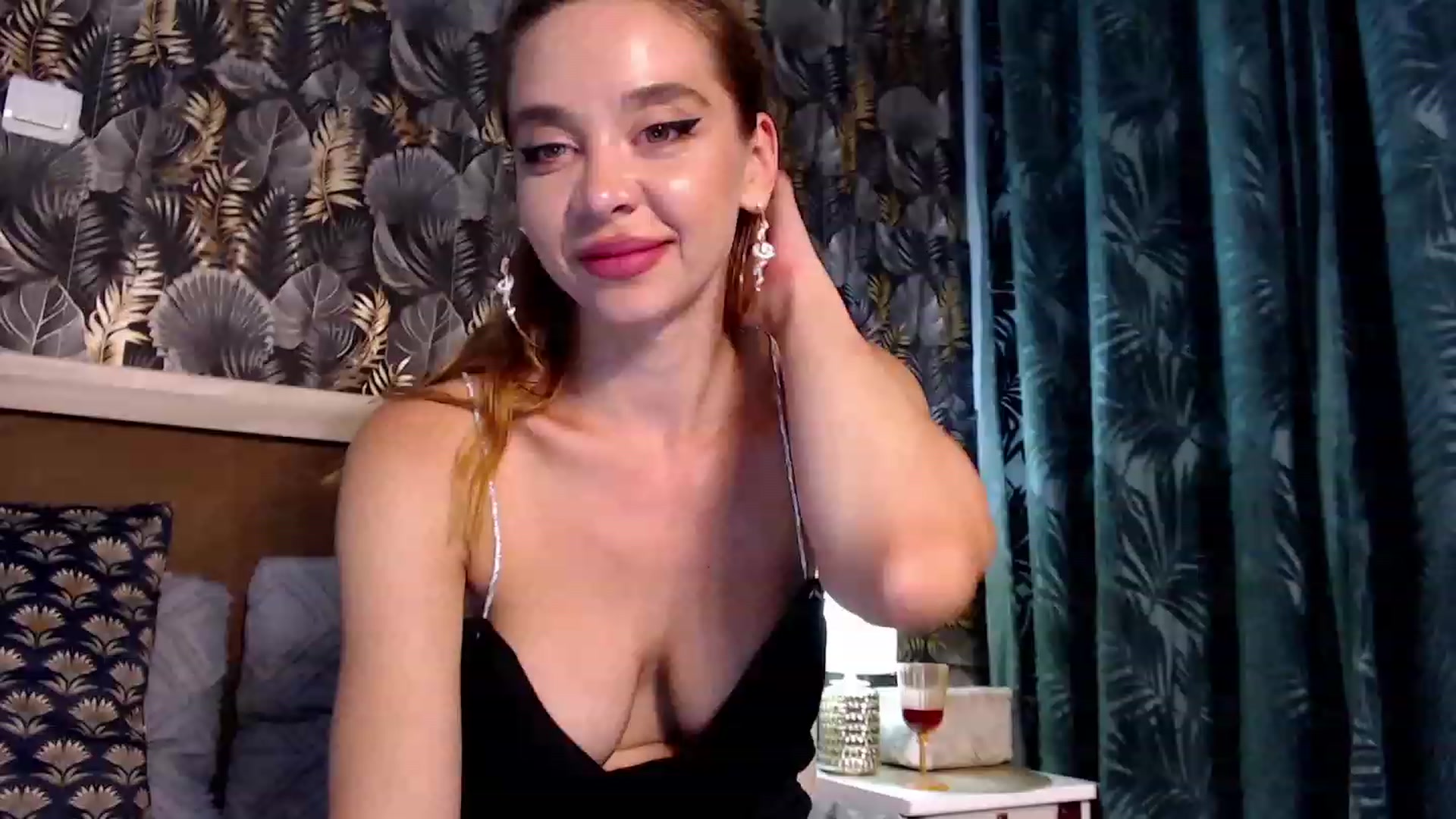 Gallery image thumbnail from Luanalux's myfreecams stream on, 08/10/2023, 22:18 image 18 of 20