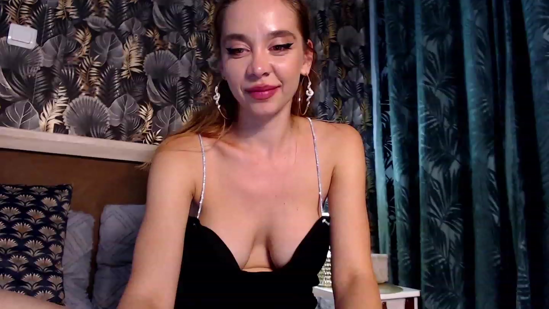 Gallery image thumbnail from Luanalux's myfreecams stream on, 08/10/2023, 22:18 image 12 of 20