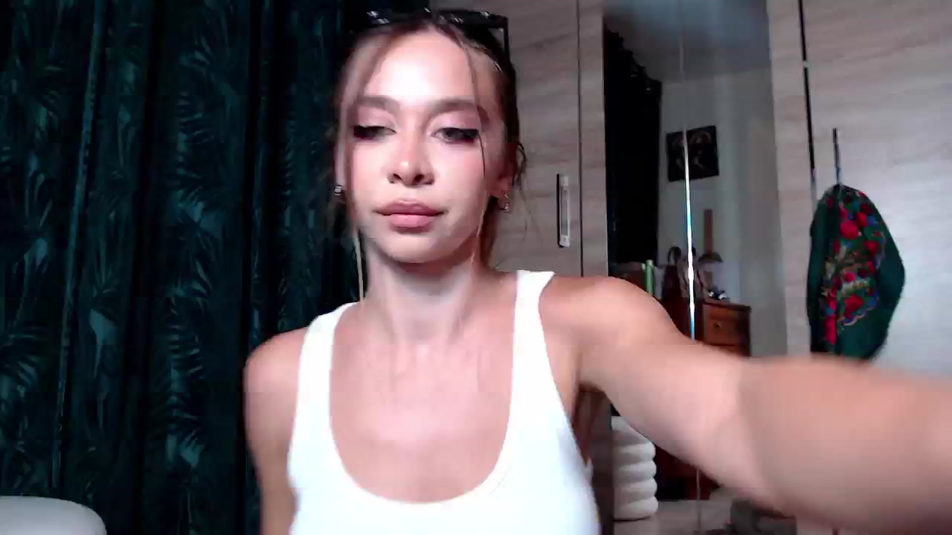 Gallery image thumbnail from Luanalux's myfreecams stream on, 10/05/2024, 22:35 image 13 of 20