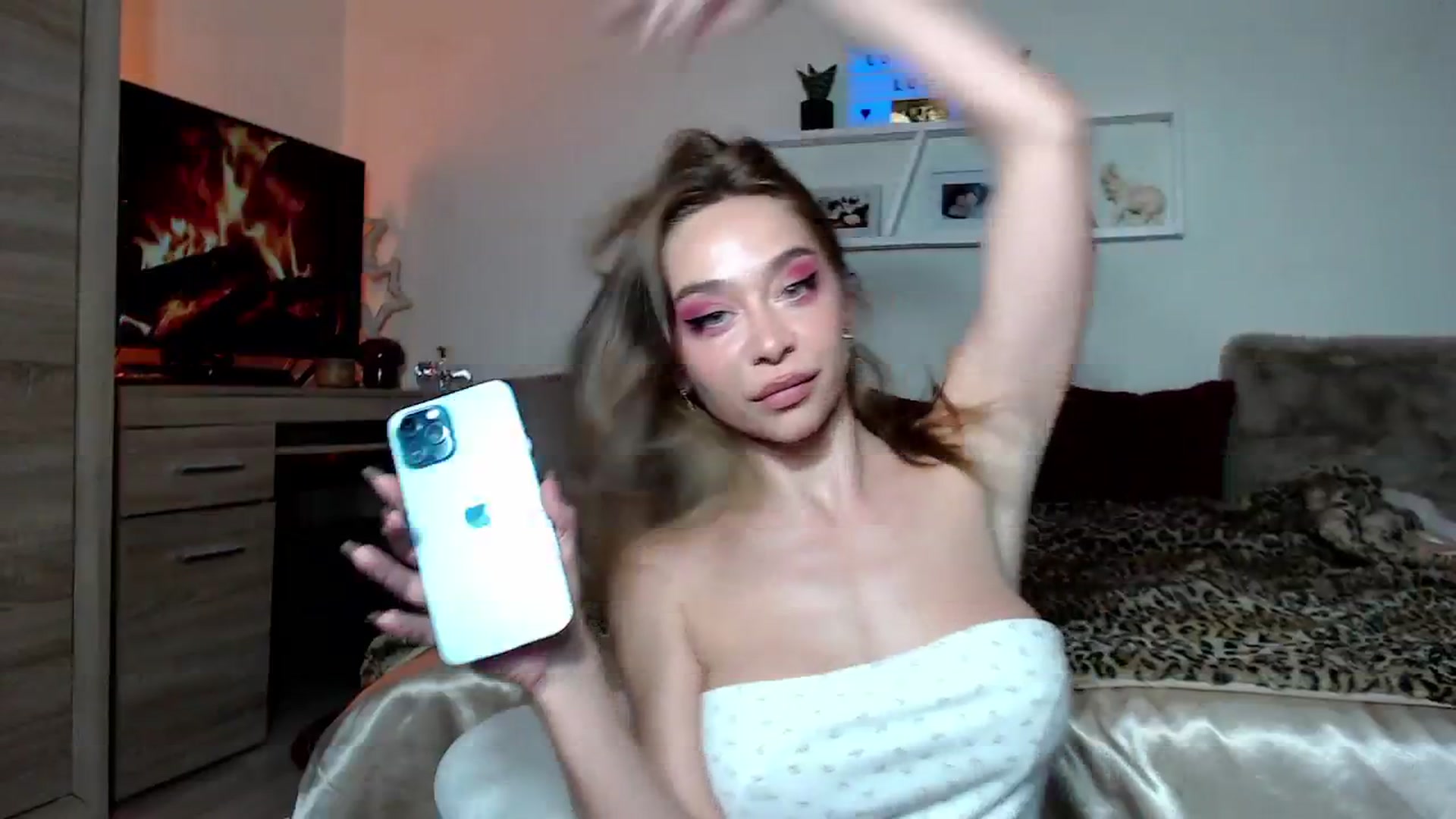 Gallery image thumbnail from Luanalux's myfreecams stream on, 12/14/2024, 21:50 image 7 of 20