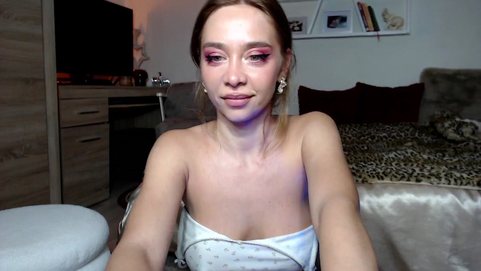 Gallery image thumbnail from Luanalux's myfreecams stream on, 12/14/2024, 21:50 image 17 of 20