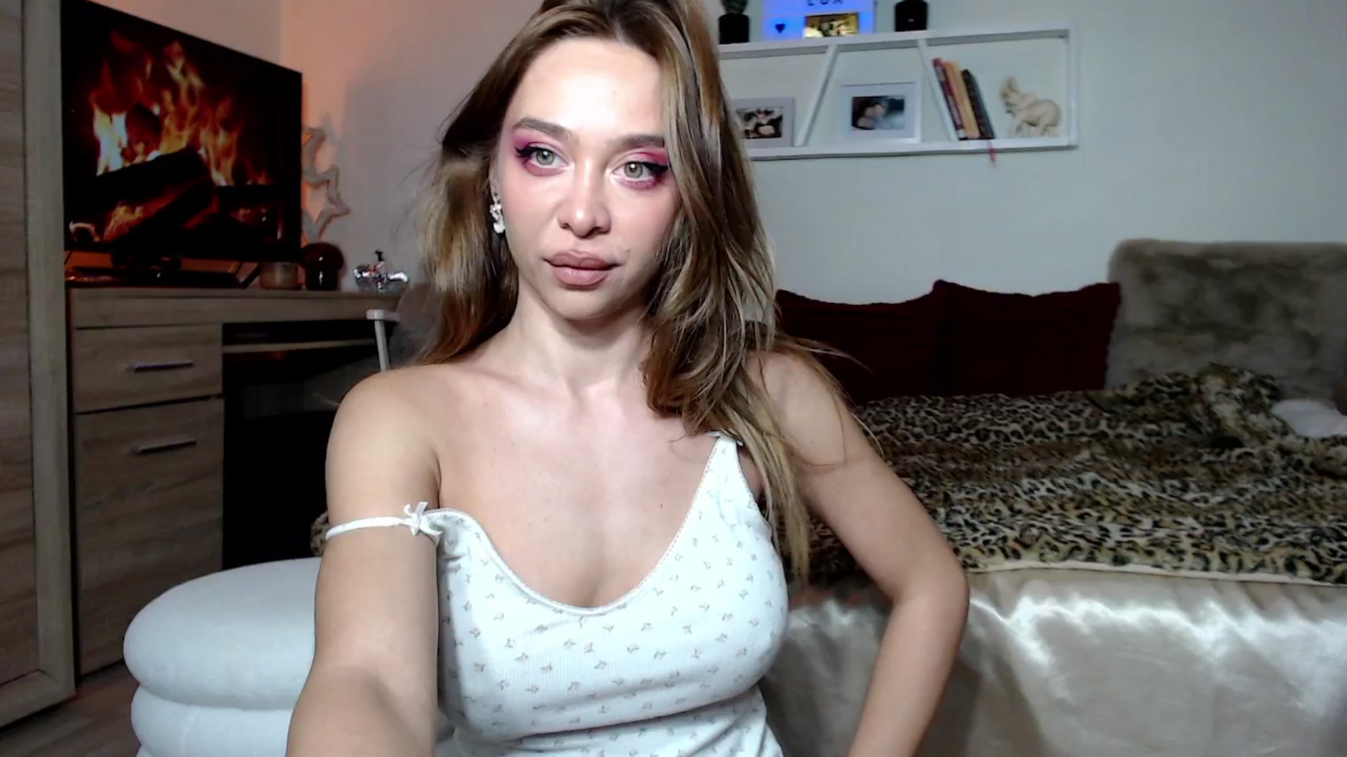 Gallery image thumbnail from Luanalux's myfreecams stream on, 12/14/2024, 21:50 image 3 of 20