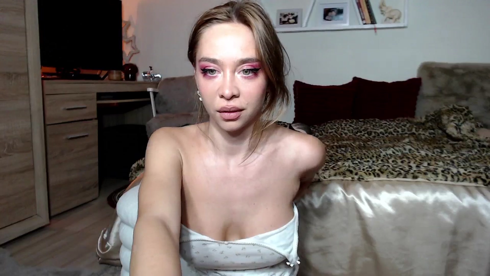 Gallery image thumbnail from Luanalux's myfreecams stream on, 12/14/2024, 21:50 image 12 of 20