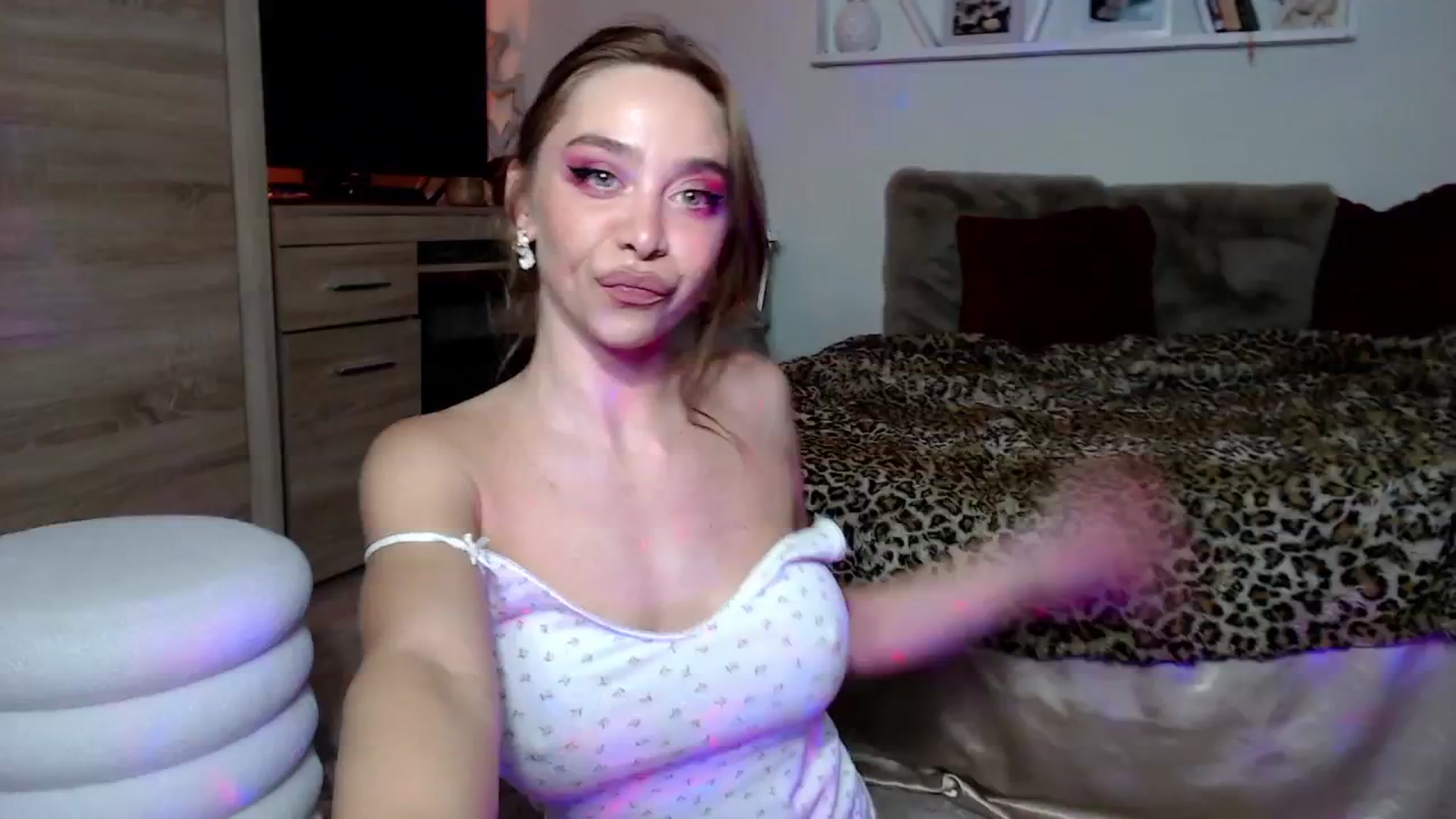 Gallery image thumbnail from Luanalux's myfreecams stream on, 12/15/2024, 24:44 image 11 of 20