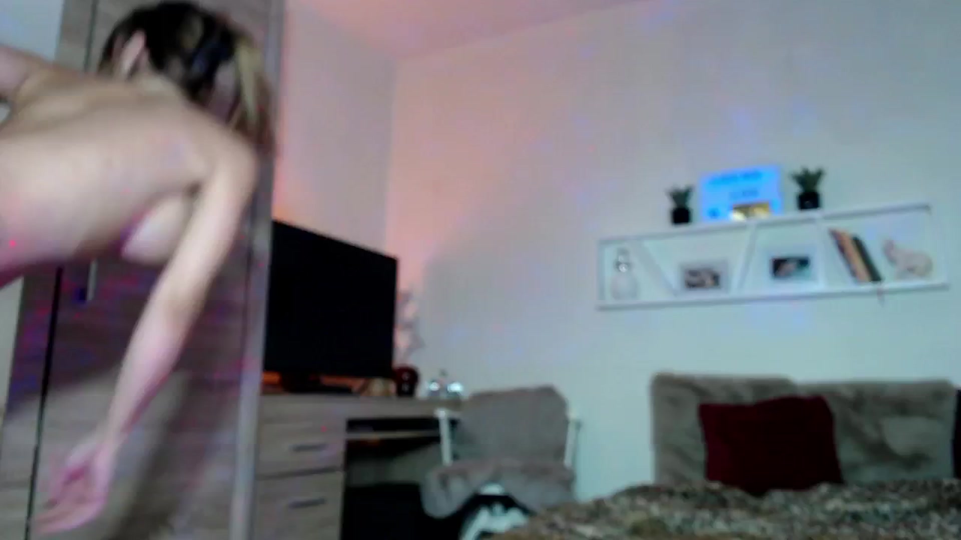 Gallery image thumbnail from Luanalux's myfreecams stream on, 12/15/2024, 24:44 image 4 of 20