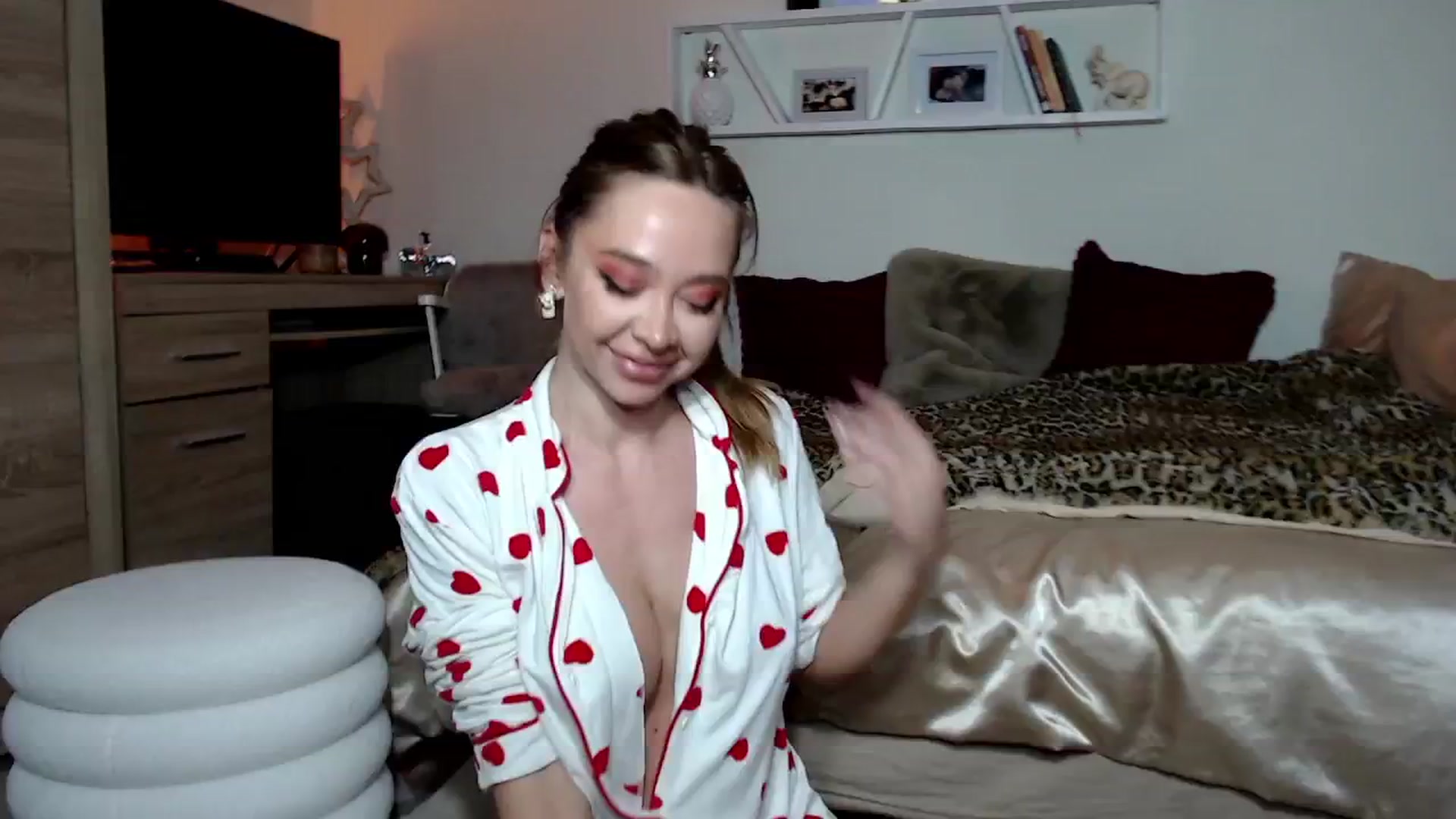 Gallery image thumbnail from Luanalux's myfreecams stream on, 12/16/2024, 24:45 image 6 of 20
