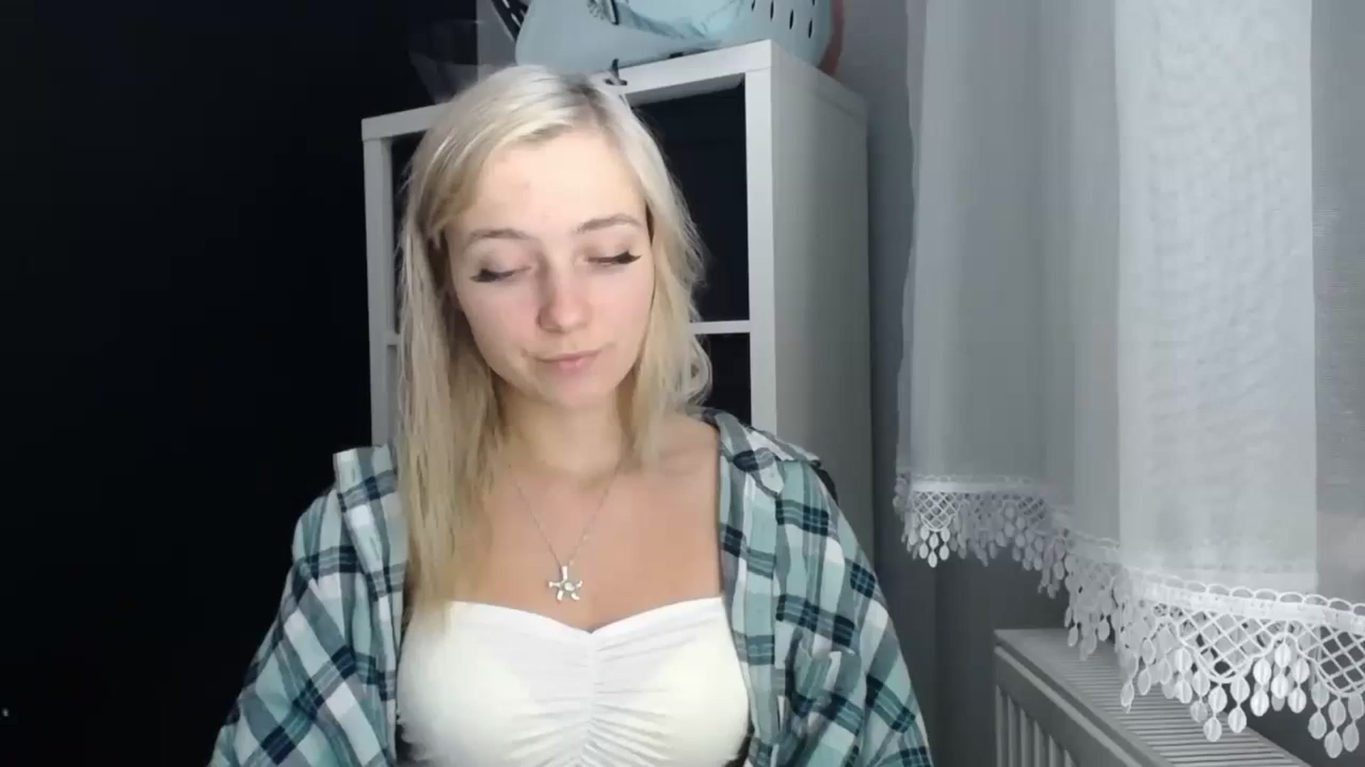 Gallery image thumbnail from LuciaAmazing's myfreecams stream on, 11/20/2023, 19:39 image 2 of 20