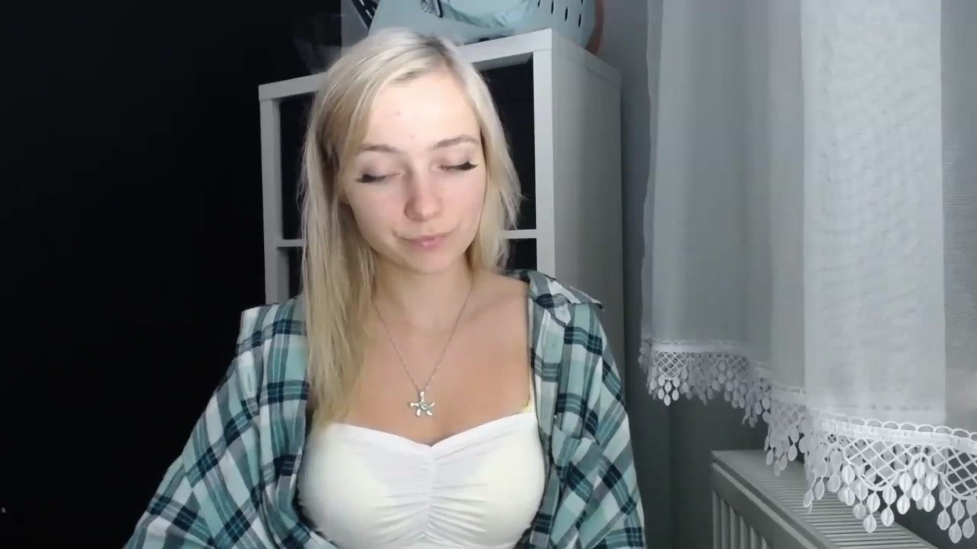 Gallery image thumbnail from LuciaAmazing's myfreecams stream on, 11/20/2023, 19:39 image 15 of 20