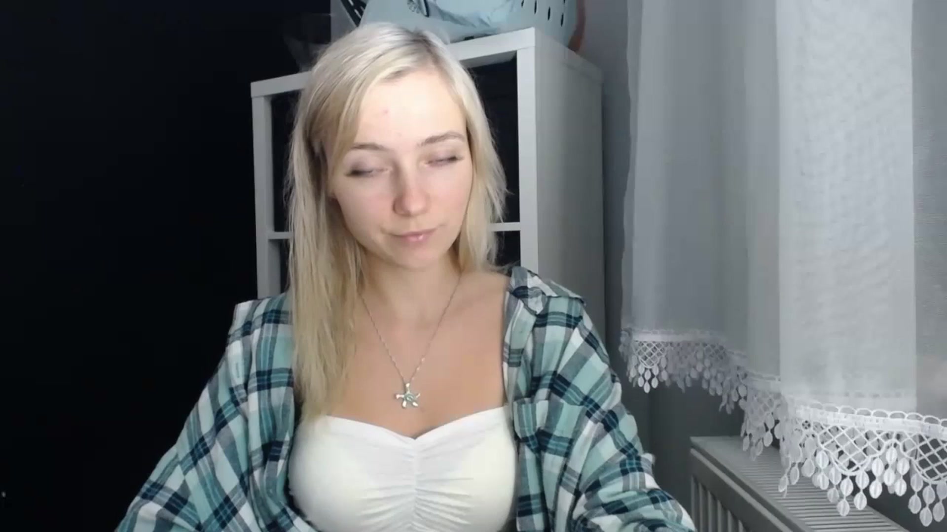 Gallery image thumbnail from LuciaAmazing's myfreecams stream on, 11/20/2023, 19:39 image 17 of 20
