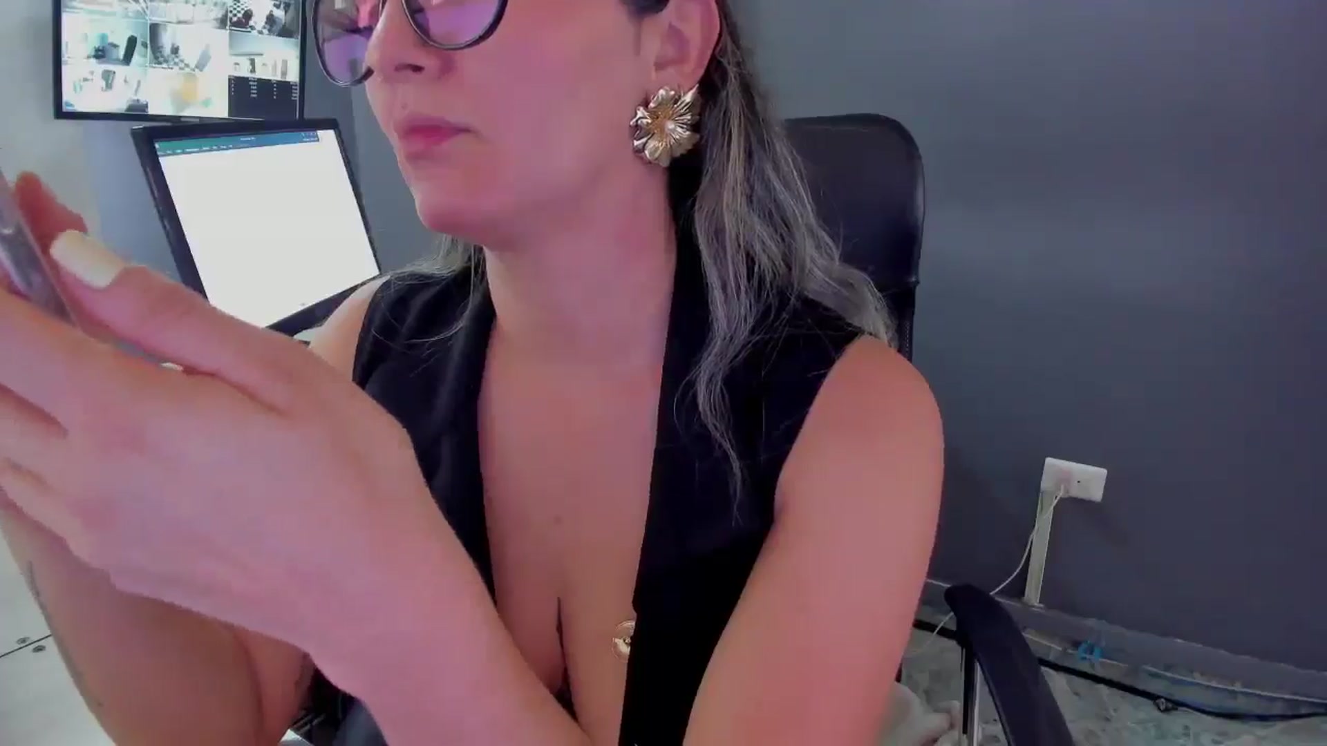 Gallery image thumbnail from Lucia_Collins's myfreecams stream on, 03/08/2026, 17:58 image 4 of 20
