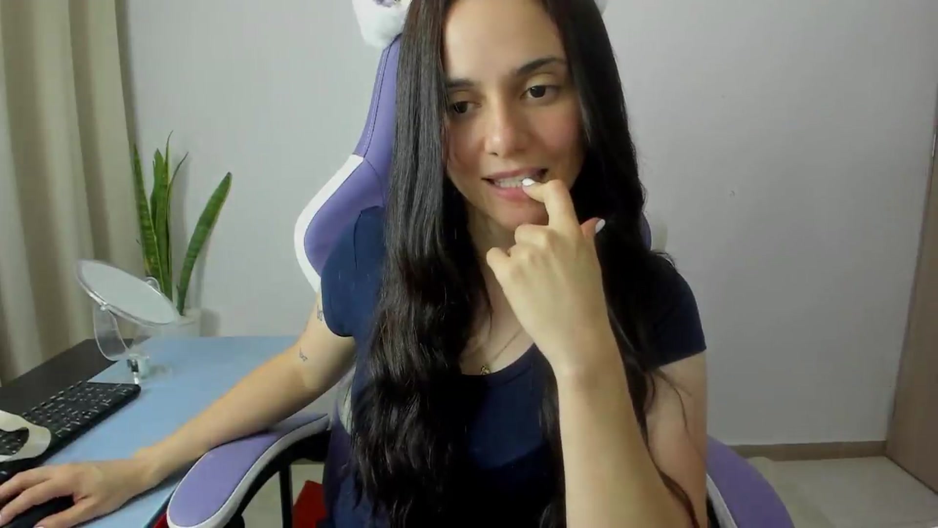 Gallery image thumbnail from Lucia_x's myfreecams stream on, 05/15/2026, 24:02 image 14 of 20