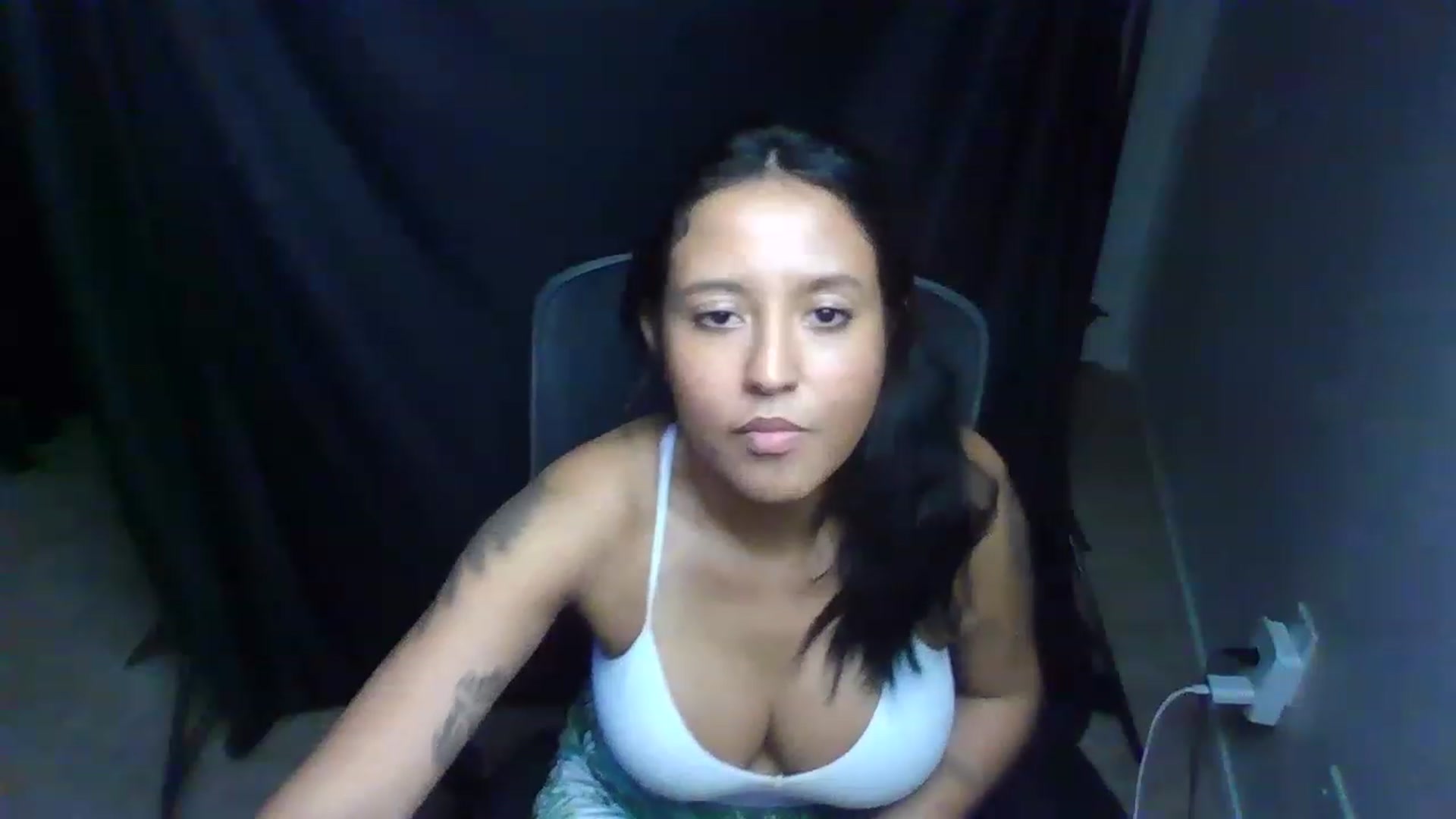 Gallery image thumbnail from LuciannaLayne's myfreecams stream on, 02/24/2023, 08:43 image 16 of 20