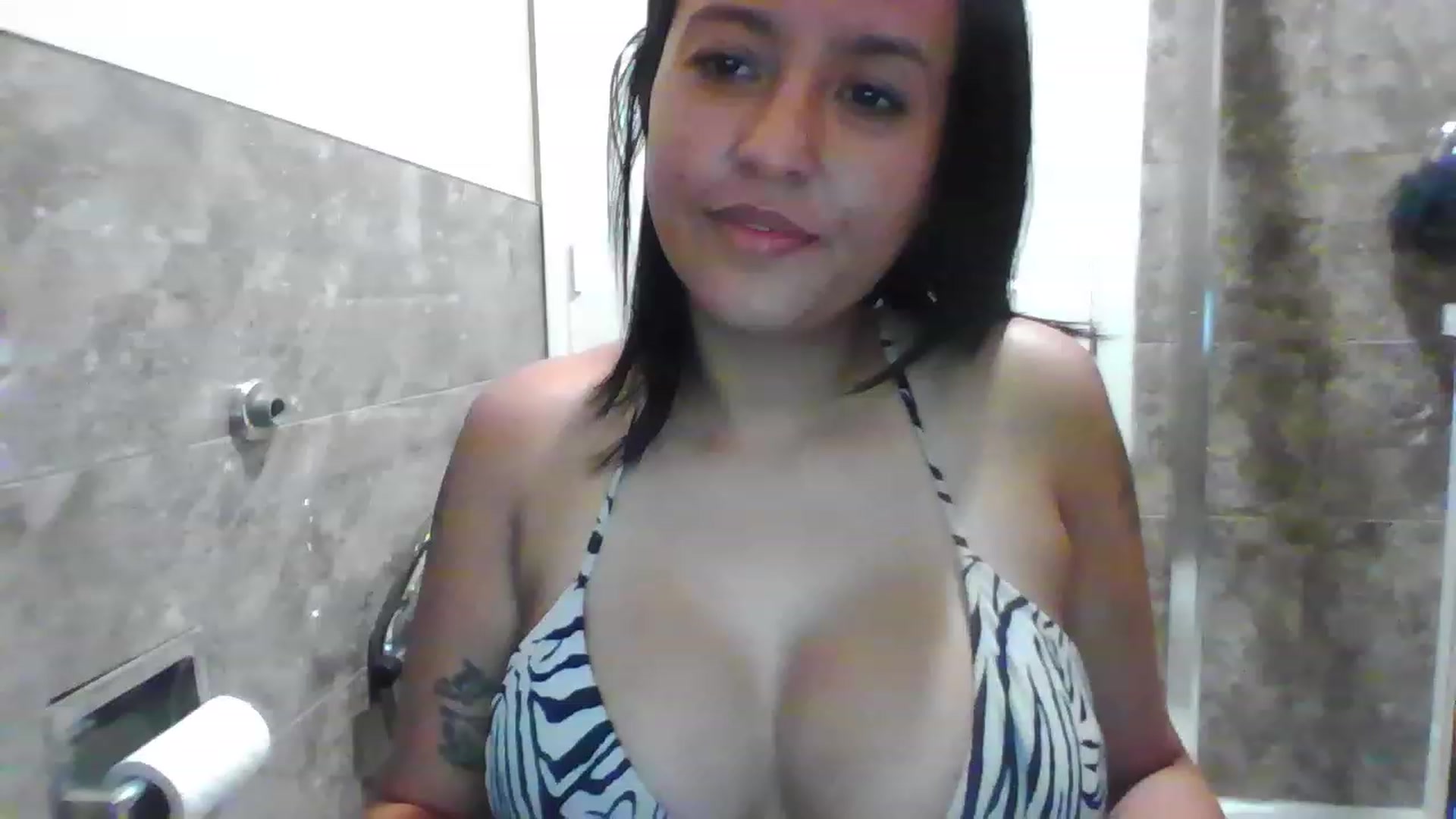 Gallery image thumbnail from LuciannaLayne's myfreecams stream on, 03/06/2023, 05:05 image 11 of 20