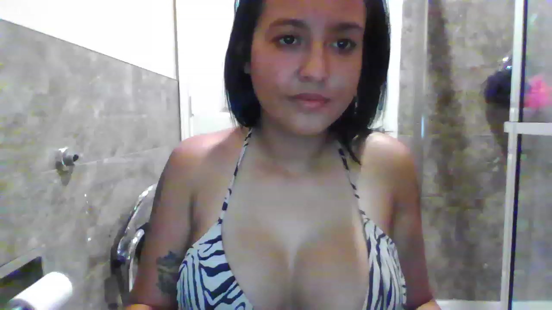 Gallery image thumbnail from LuciannaLayne's myfreecams stream on, 03/06/2023, 05:05 image 8 of 20