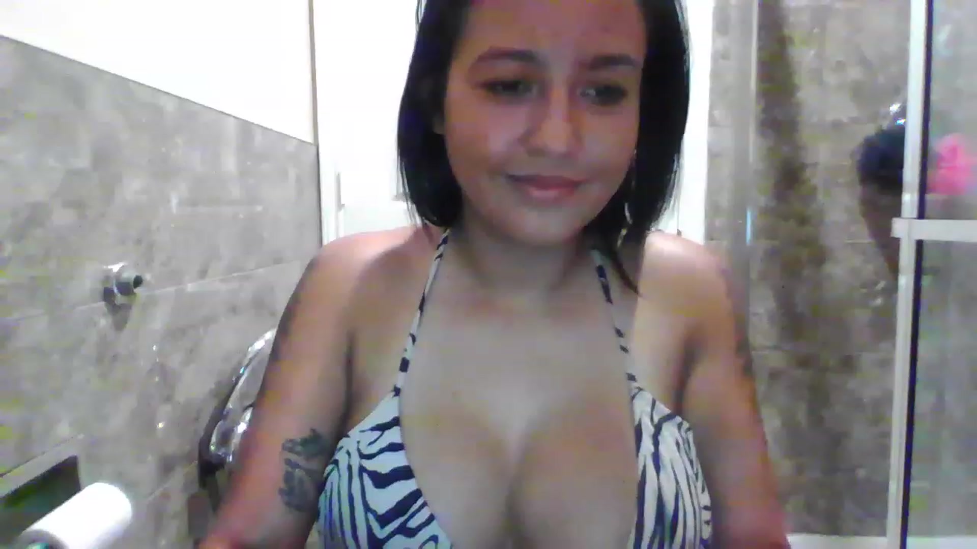 Gallery image thumbnail from LuciannaLayne's myfreecams stream on, 03/06/2023, 05:05 image 7 of 20