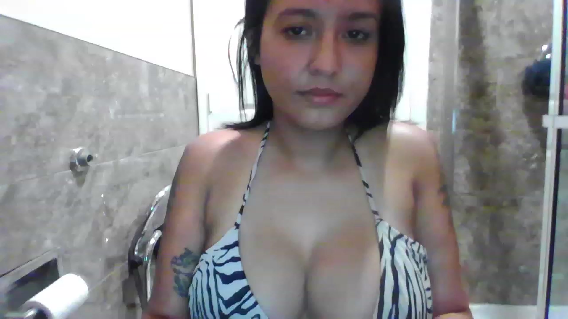 Gallery image thumbnail from LuciannaLayne's myfreecams stream on, 03/06/2023, 05:05 image 13 of 20