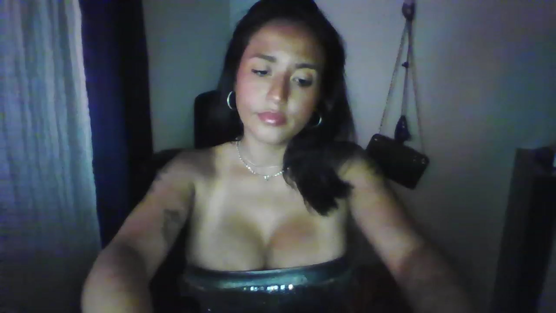 Gallery image thumbnail from LuciannaLayne's myfreecams stream on, 05/31/2023, 09:28 image 18 of 20
