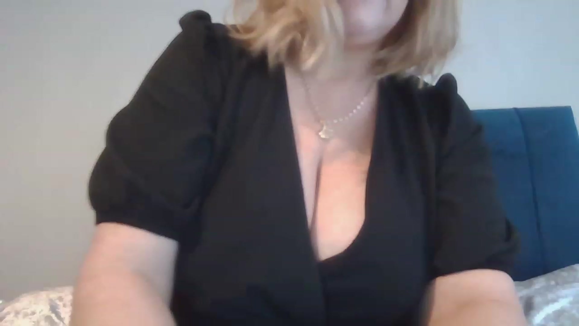 Gallery image thumbnail from LucieLowe's myfreecams stream on, 11/22/2022, 12:24 image 7 of 20