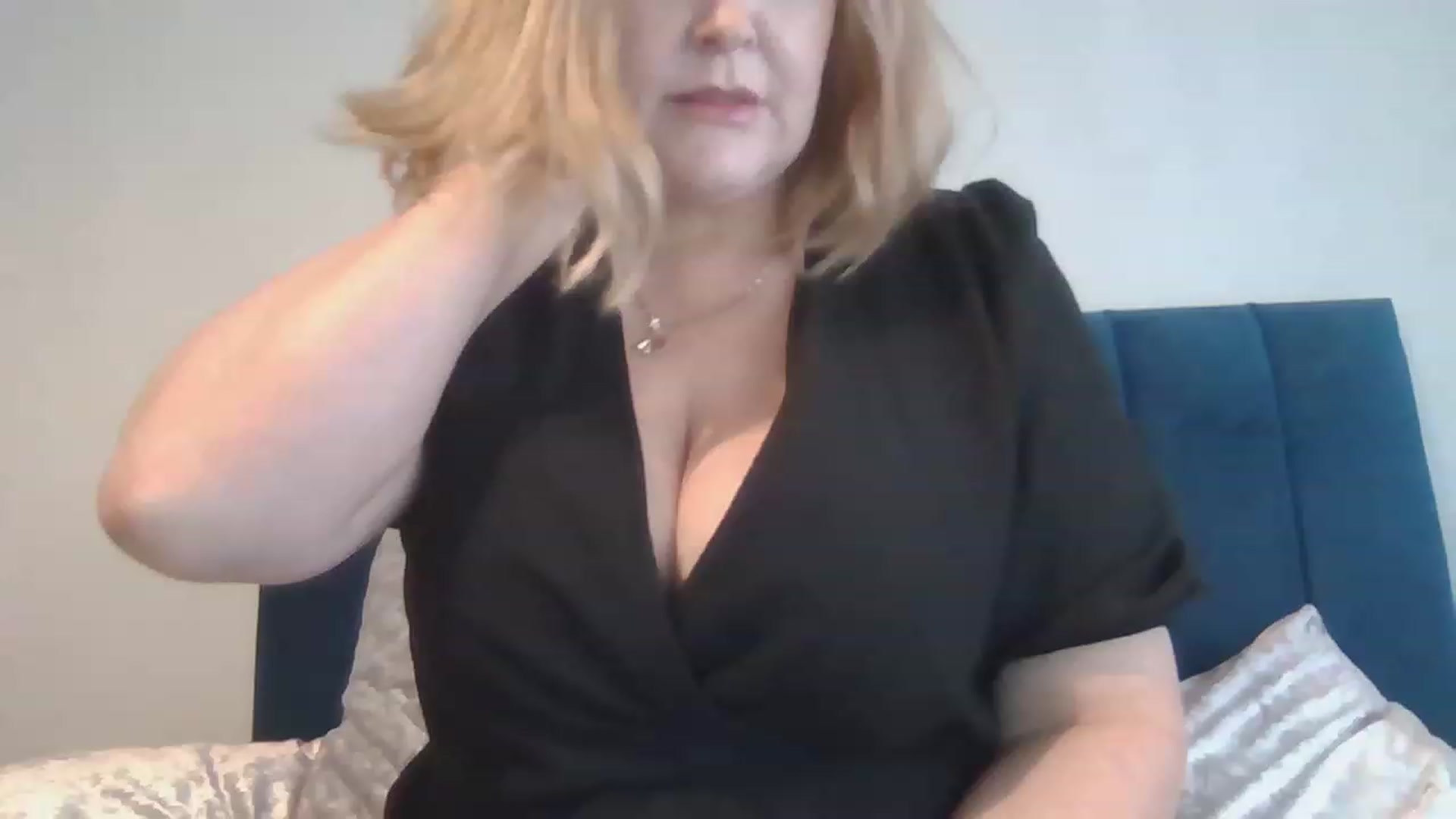 Gallery image thumbnail from LucieLowe's myfreecams stream on, 11/22/2022, 12:24 image 16 of 20