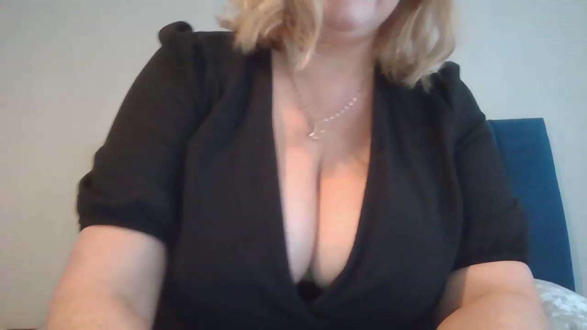 Gallery image thumbnail from LucieLowe's myfreecams stream on, 11/22/2022, 13:19 image 8 of 20