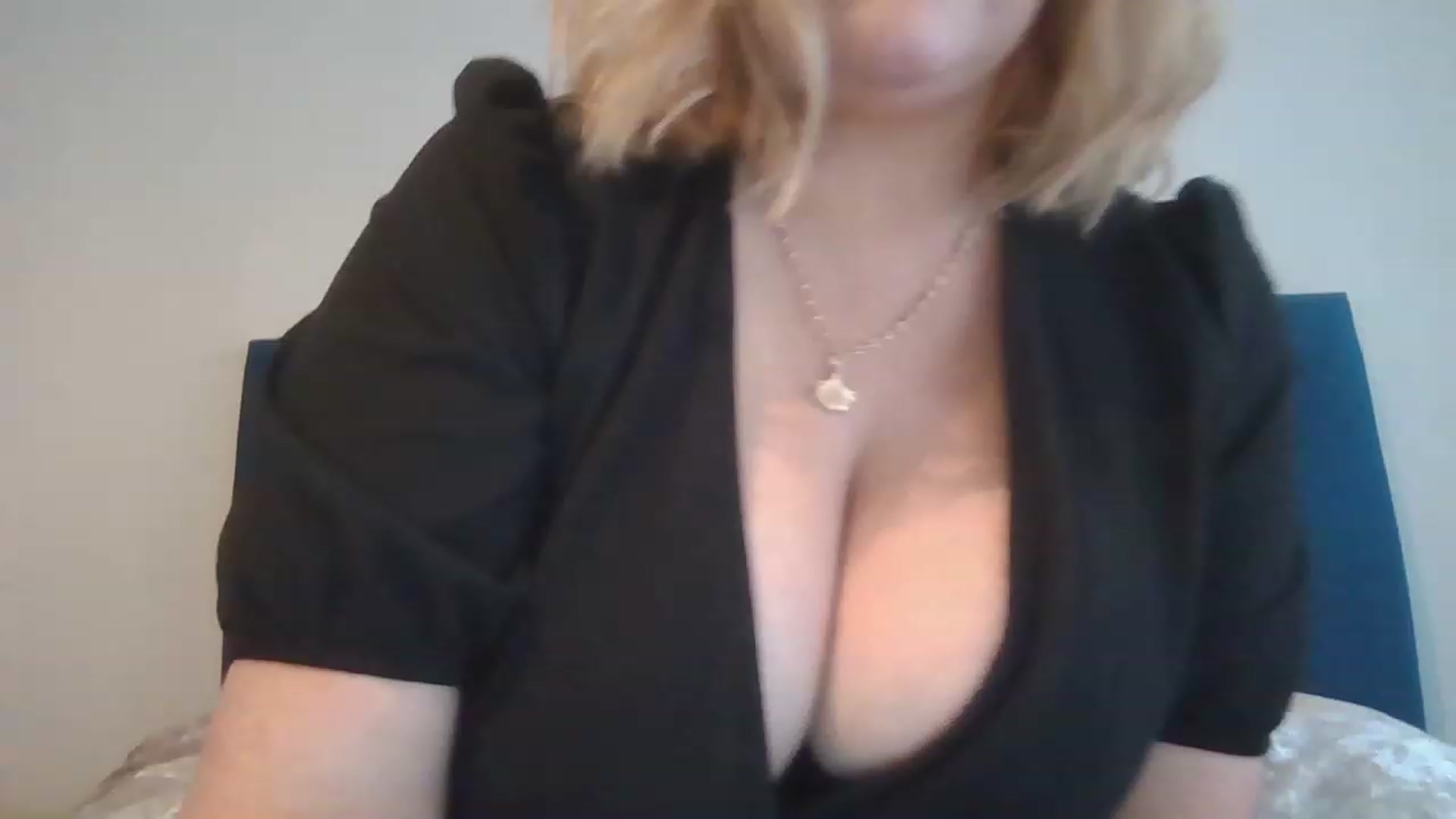 Gallery image thumbnail from LucieLowe's myfreecams stream on, 11/22/2022, 13:19 image 6 of 20
