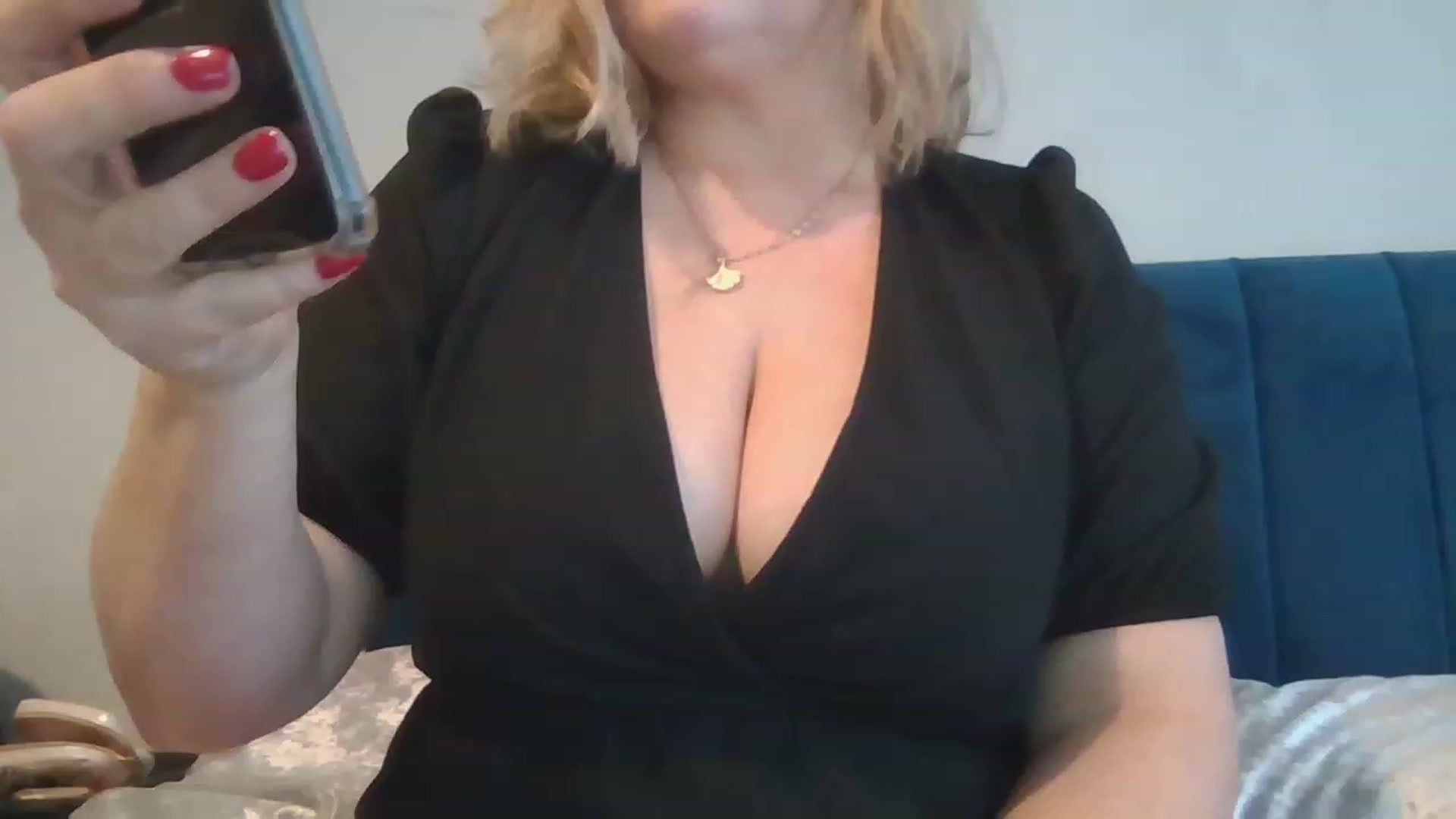 Gallery image thumbnail from LucieLowe's myfreecams stream on, 11/22/2022, 13:19 image 12 of 20